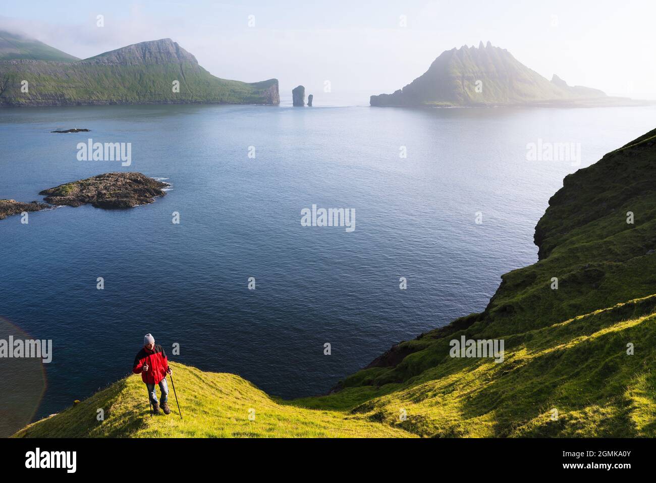 Wandern auf der alten Postroute nach Gastadalur mit Blick auf Drangarnir und Tindholmur, Färöer-Inseln Stockfoto