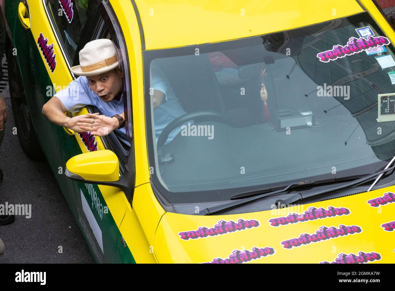 Bangkok, Thailand. September 2021. Nattawut Saikua sah während der Demonstration ein Taxi fahren.Demonstranten der Roten Trikot versammelten sich von der Kreuzung Asok zum Demokratie-Denkmal und forderten den Rücktritt von Prayut Chan-O-Cha, dem Premierminister Thailands. (Foto: Phobthum Yingpaiboonsuk/SOPA Images/Sipa USA) Quelle: SIPA USA/Alamy Live News Stockfoto