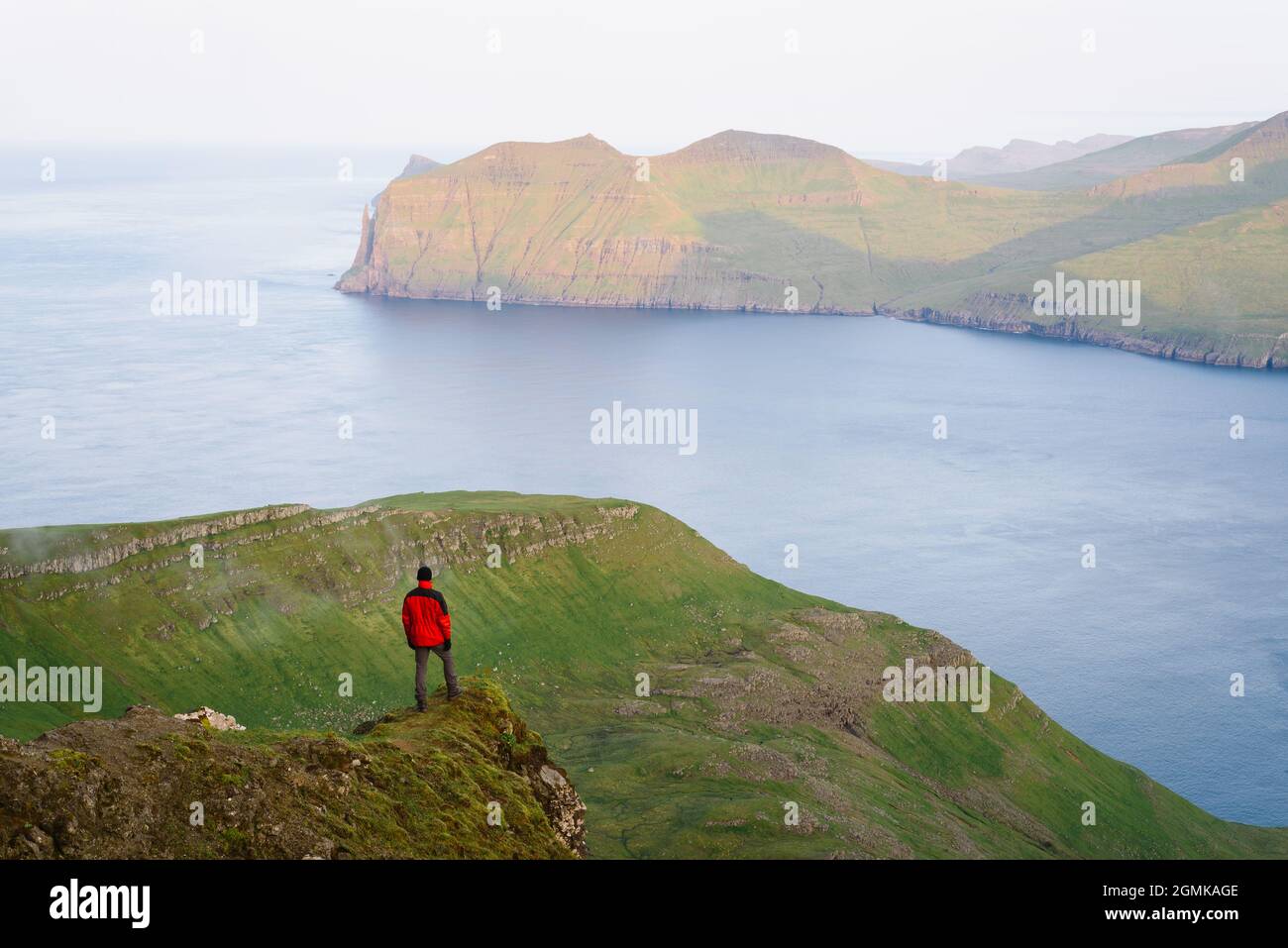 Touristen genießen den Blick auf die Insel Vagar vom Berg Sornfelli auf der Insel Streymoy auf den Färöer Inseln Stockfoto