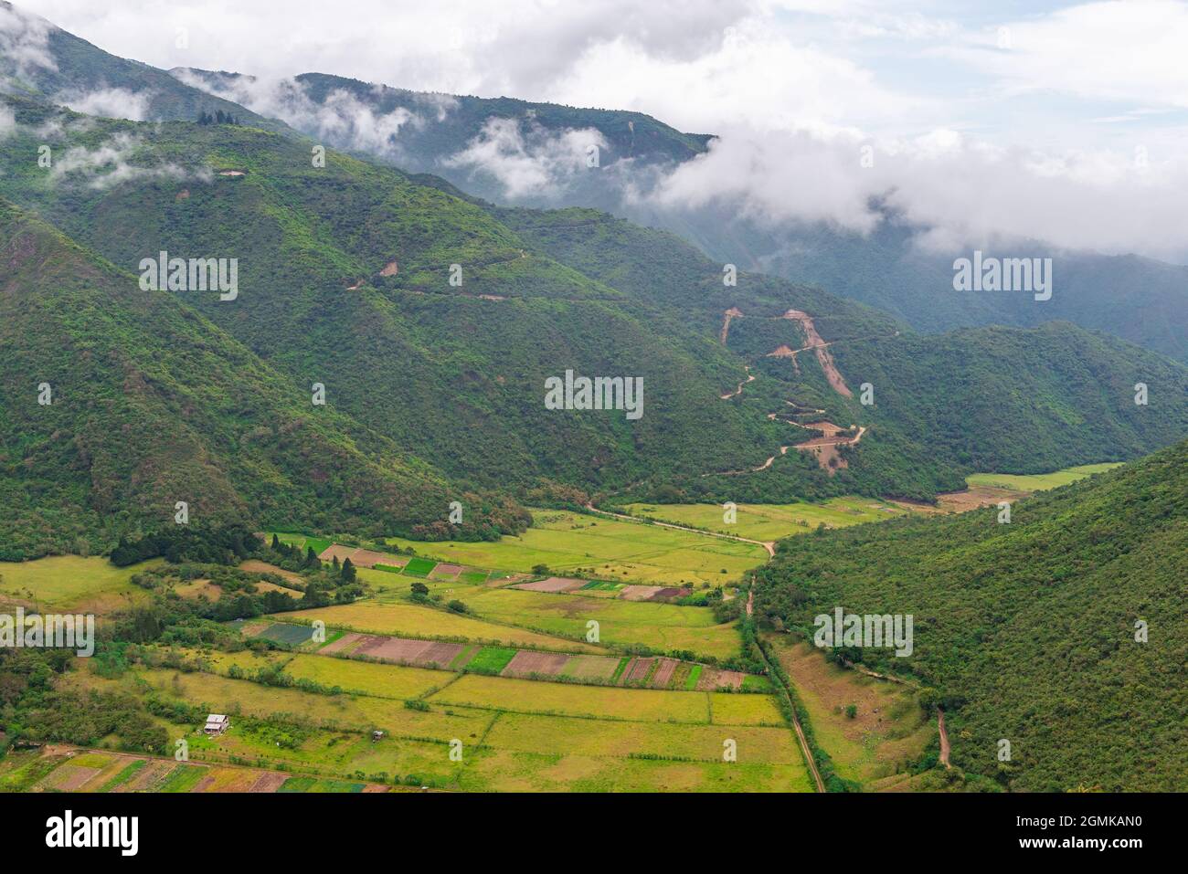Landwirtschaftliche Felder indigener Gemeinschaften in einem Tal des Vulkankrrater Pululahua, Quito, Ecuador. Stockfoto