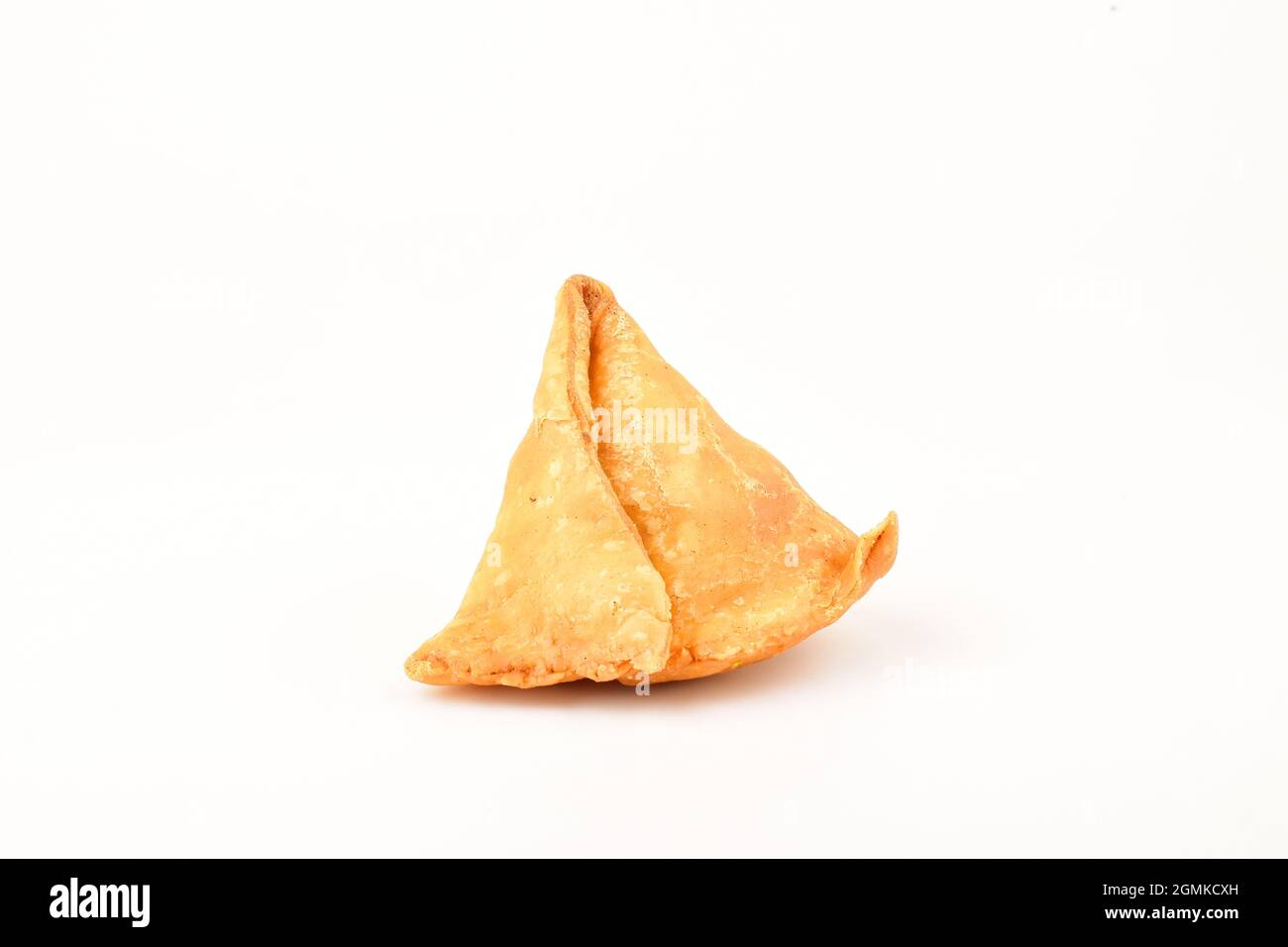 Gefüllte Samosa auf weißem Hintergrund, berühmter asiatischer Snack Samosa Stockfoto