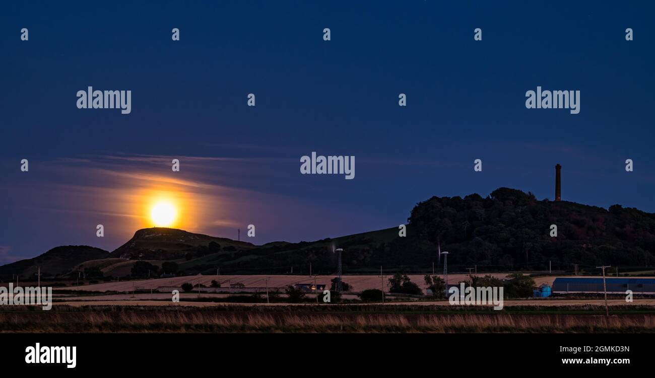 East Lothian, Schottland, Großbritannien, 19. September 2021 Erntemonus: Ein Vollmond steigt über den Garleton Hills auf. Der Vollmond im September wird auch als Maismond, Herbstmond, Herbstmond und Gelbblattmond bezeichnet Stockfoto