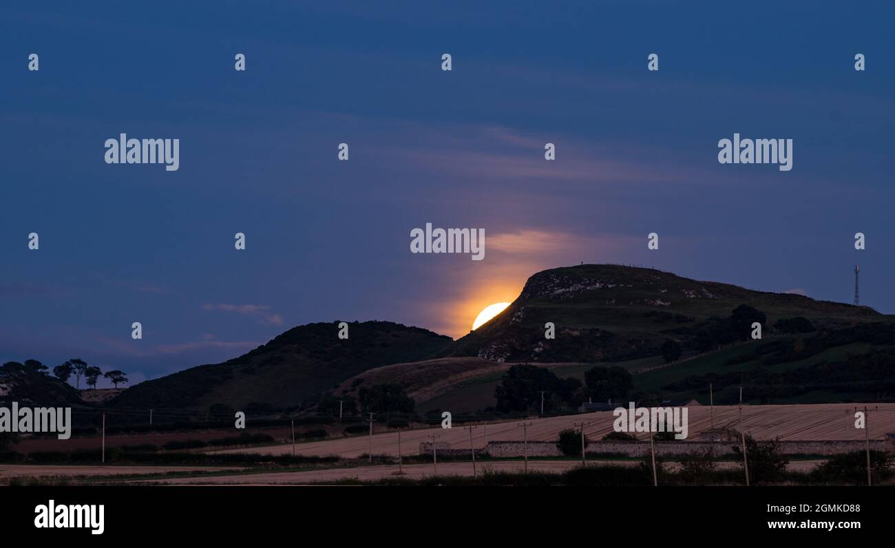 East Lothian, Schottland, Großbritannien, 19. September 2021 Erntemonus: Ein Vollmond steigt über den Garleton Hills auf. Der Vollmond im September wird auch als Maismond, Herbstmond, Herbstmond und Gelbblattmond bezeichnet Stockfoto