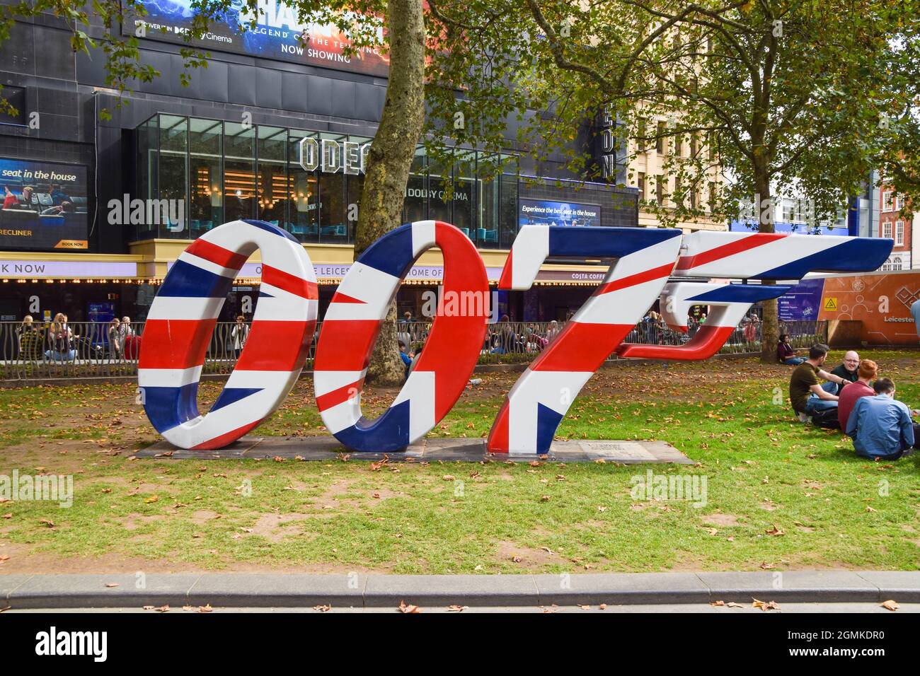 London, Großbritannien. September 2021. Vor der Veröffentlichung des neuesten James-Bond-Films No Time To die, der am 30. September 2021 in den britischen Kinos eröffnet wird, wurde auf dem Leicester Square eine Skulptur mit dem berühmten Logo von 007 in den Farben von Union Jack enthüllt. (Foto: Vuk Valcic/SOPA Images/Sipa USA) Quelle: SIPA USA/Alamy Live News Stockfoto