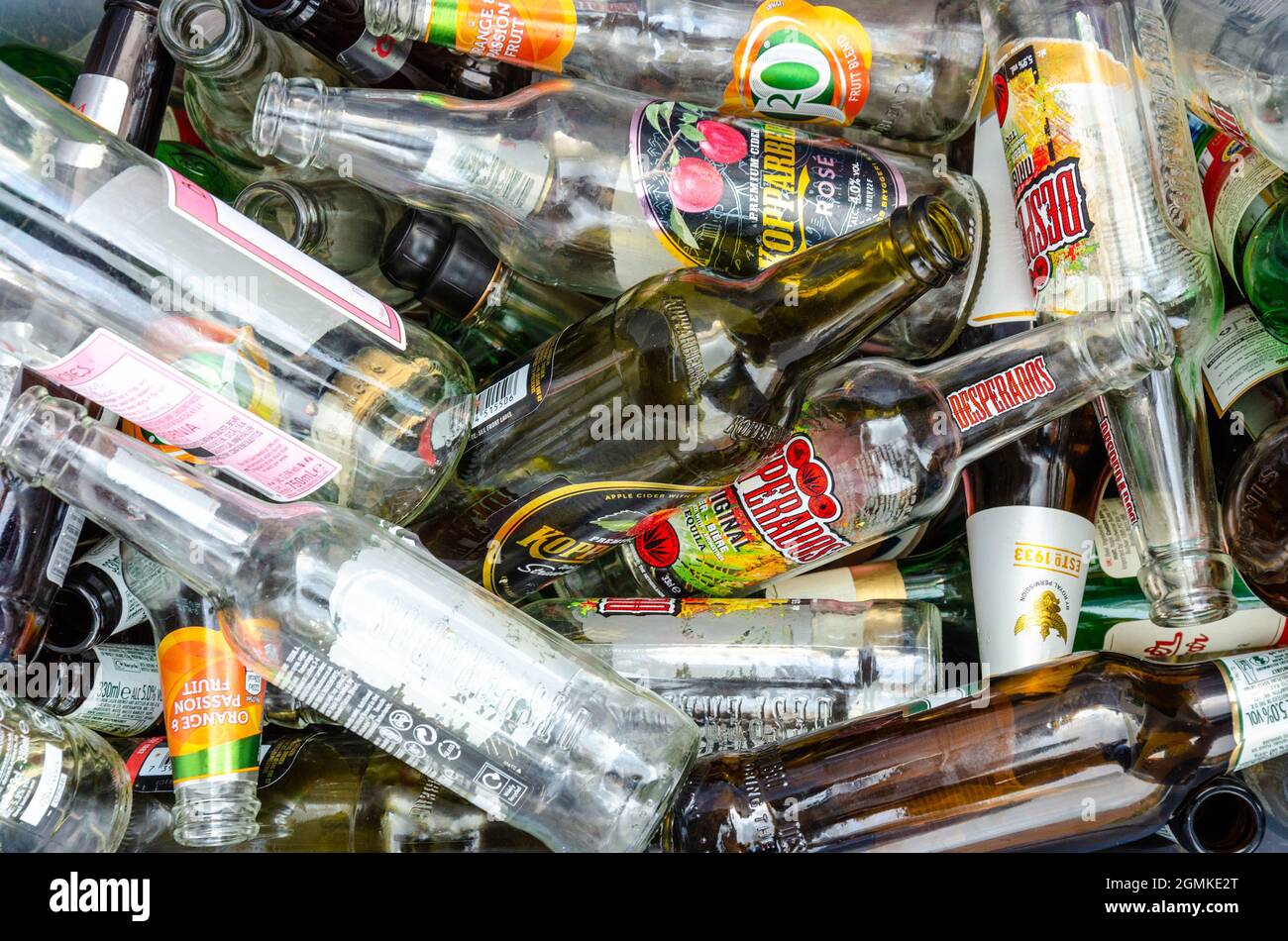 Nahaufnahme leerer Bierflaschen aus Glas, die bereit sind, in ein Recyclingzentrum gebracht zu werden. Stockfoto