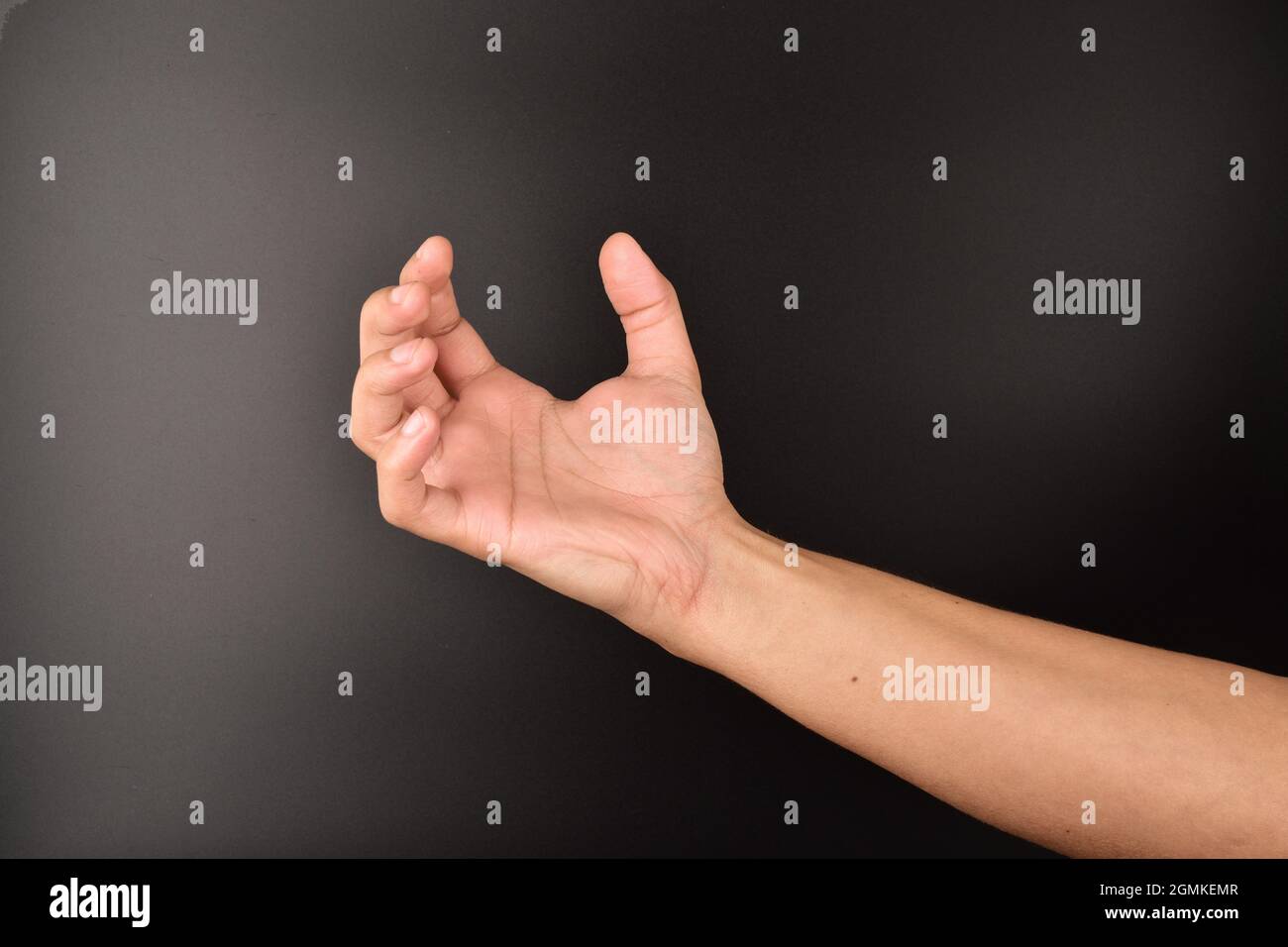 Zornige Handbewegung auf dunklem Hintergrund Stockfoto