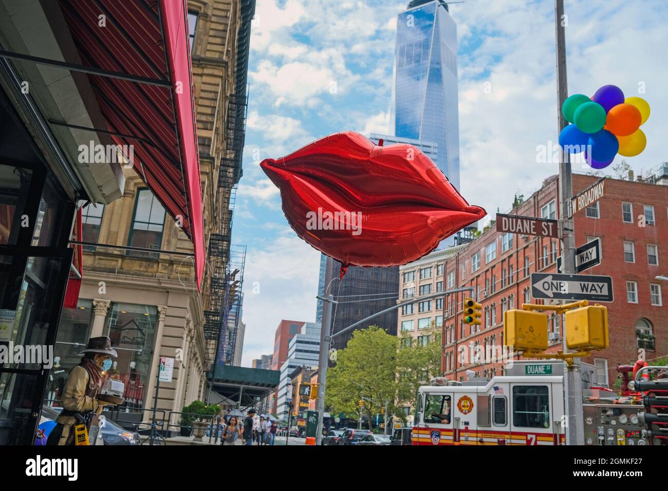 New York, New York, USA. September 2021. Rote Lippen flogen über Tribeca  NYC, als ein Ballon im Wind tanzte. Die mit Helium gefüllten Lippen  befanden sich außerhalb eines beliebten Spielzeug- und Partyladens