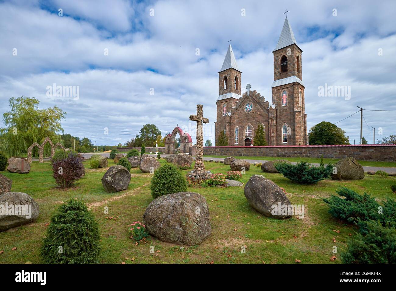 Die alte katholische Kirche des hl. Josef im Dorf Rubeschewitschi, Gebiet Minsk, Weißrussland. Stockfoto