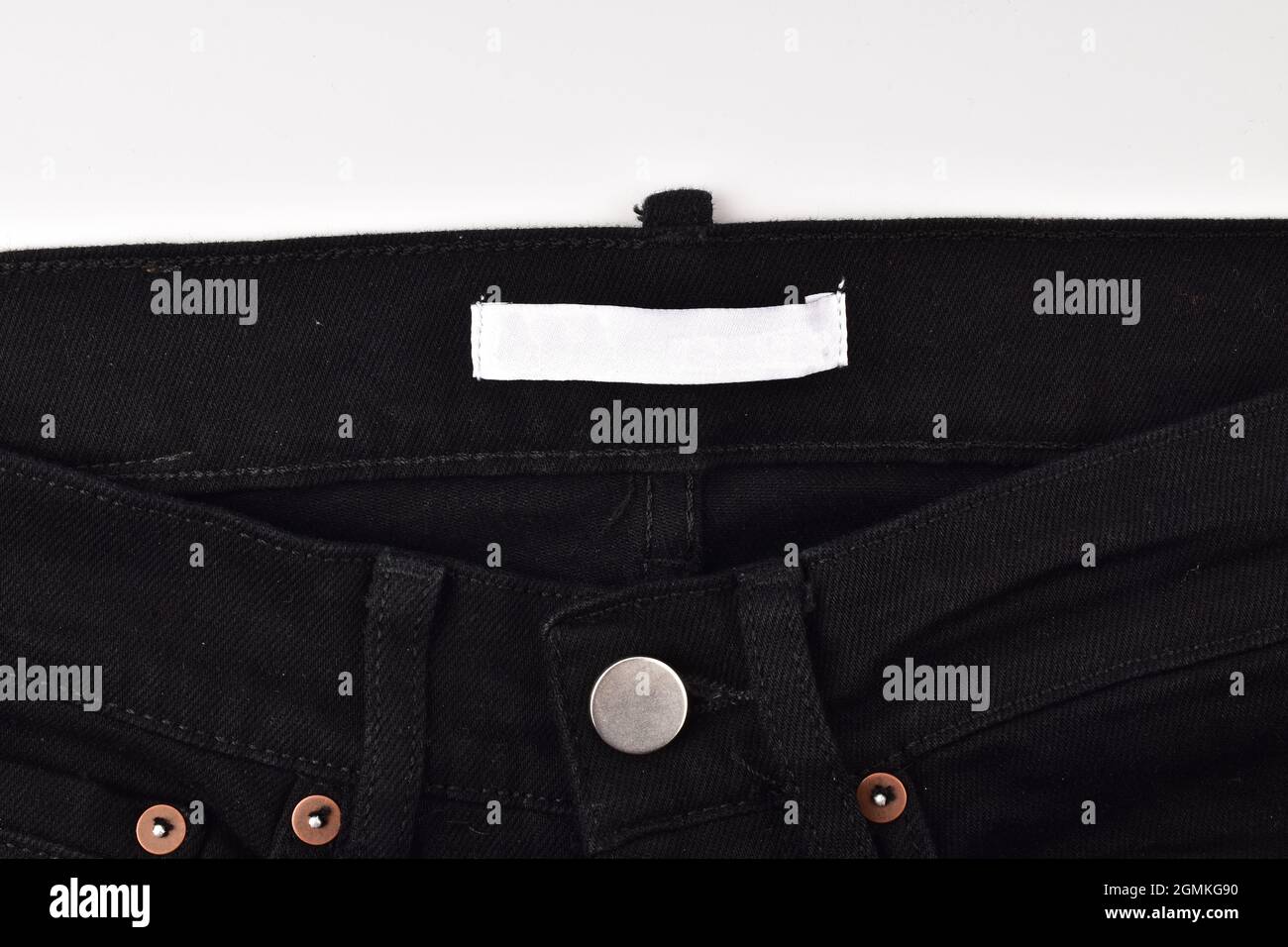 Blank Clothes Label in schwarzer Jeans isoliert auf Hintergrund Stockfoto