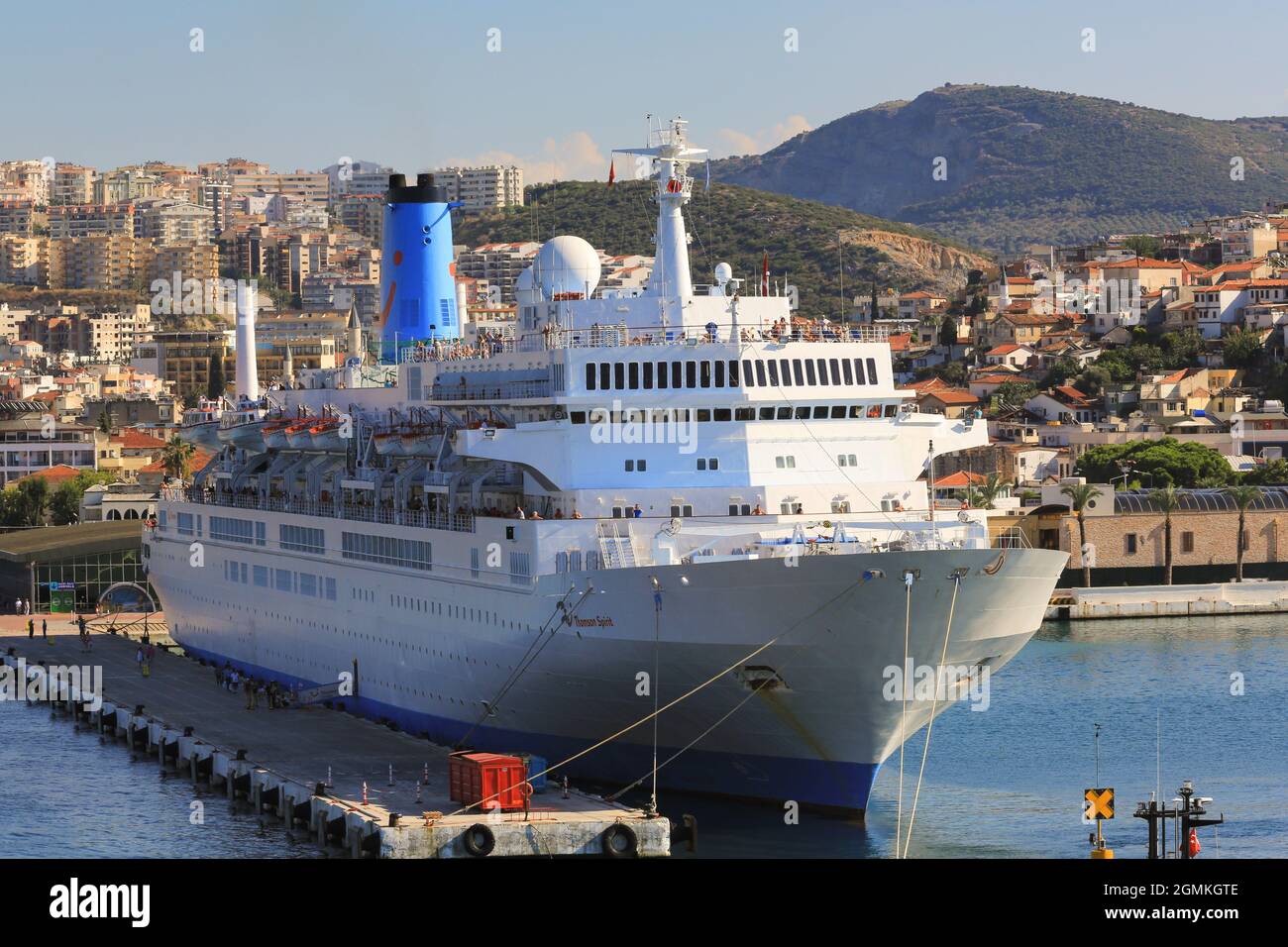 Das Thomson Cruise-Schiff Thomson Spirit wird in der Hafenstadt Kusadasi, Türkei, angedockt. Stockfoto