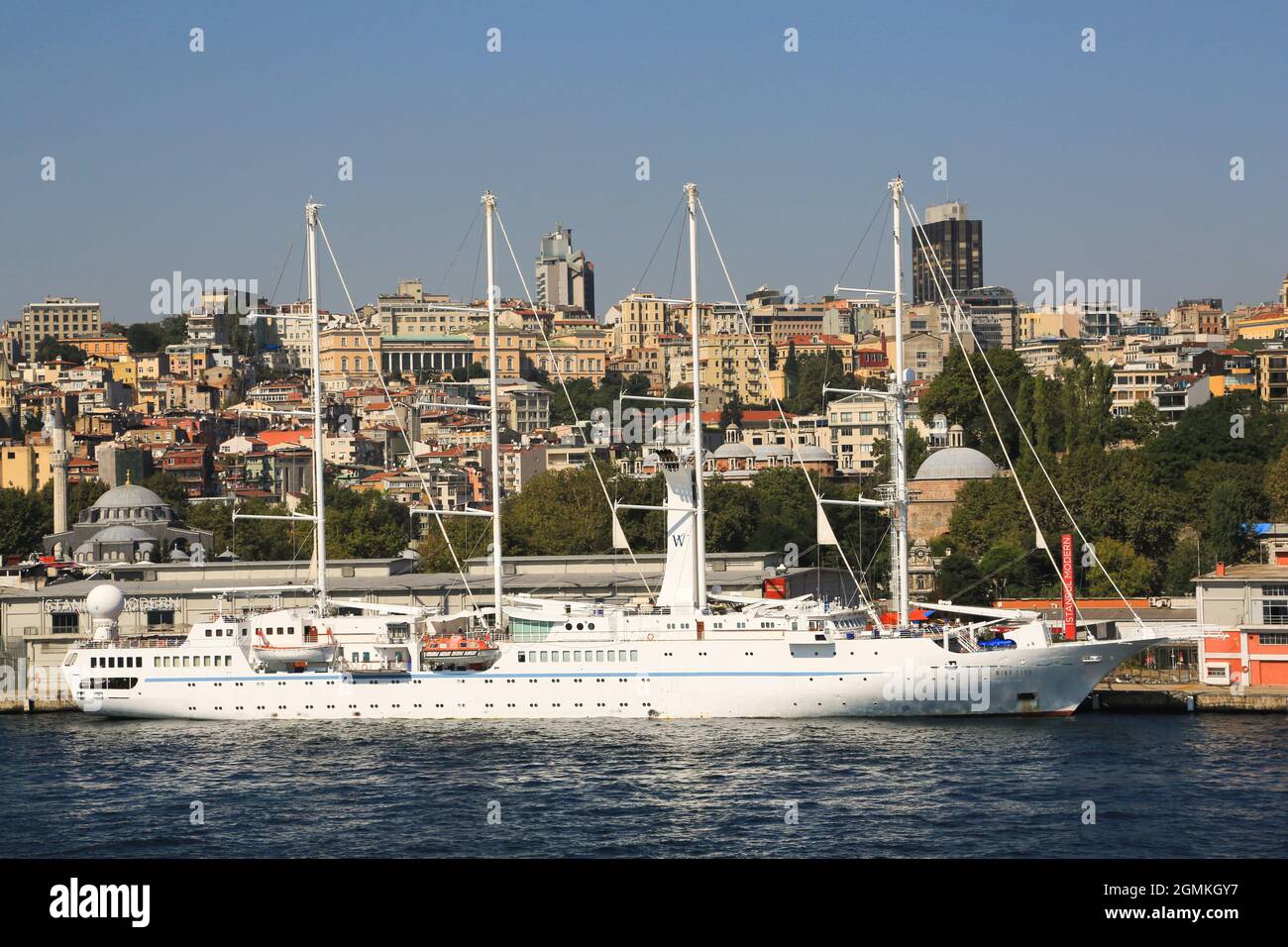 Das viermastige Segelkreuzfahrtschiff Wind Star dockte an einem sonnigen Tag im Bosporus in Istanbul, Türkei, an. Stockfoto