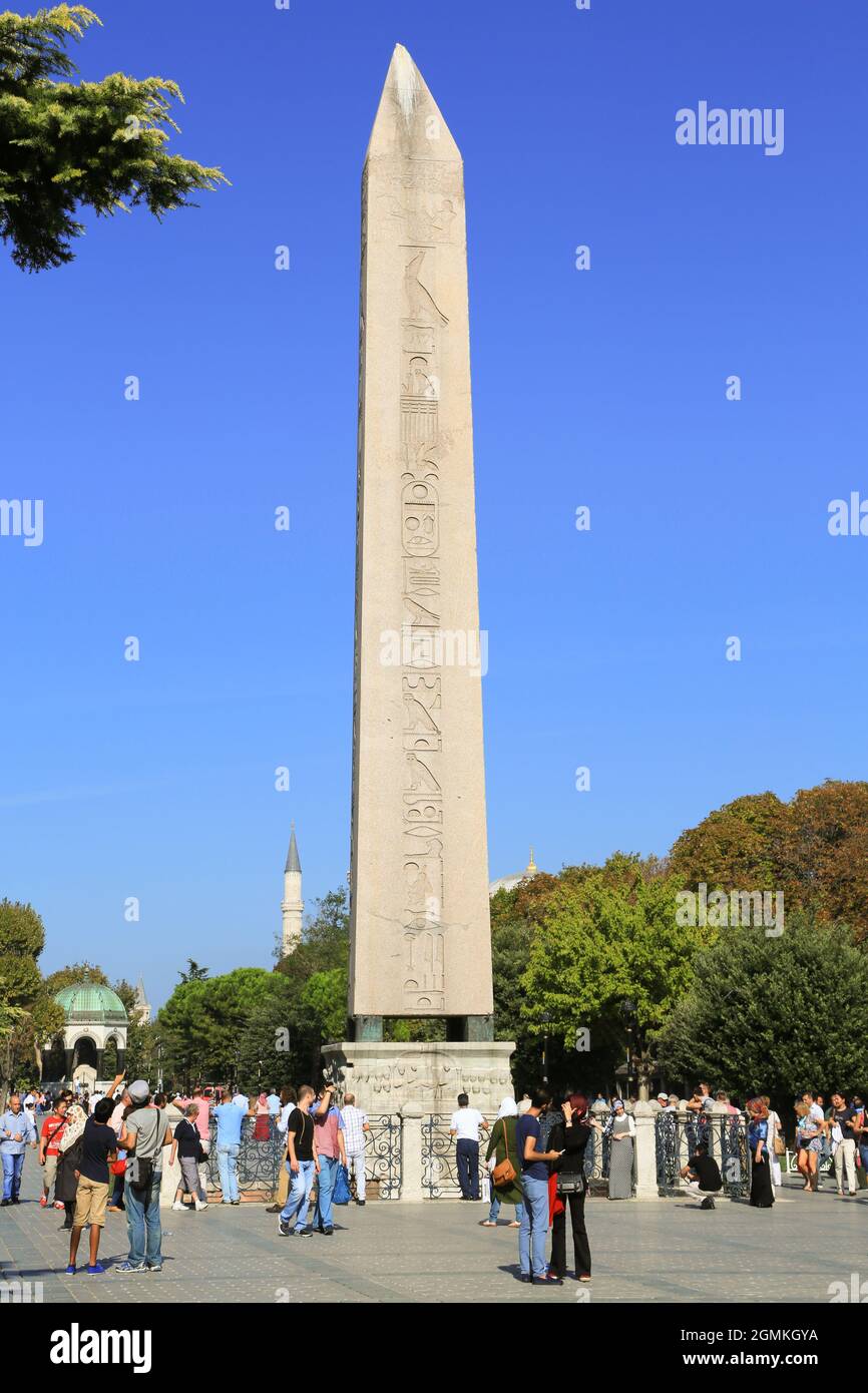 Der Obelisk von Theodosius befindet sich auf dem Sultanahmet-Platz in Istanbul, Türkei und wurde dort 390 n. Chr. aus Ägypten verlegt. Stockfoto