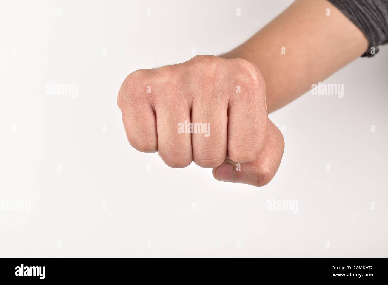 Nahaufnahme Hand Faust isoliert auf weißem Hintergrund, Schlag Geste Stockfoto