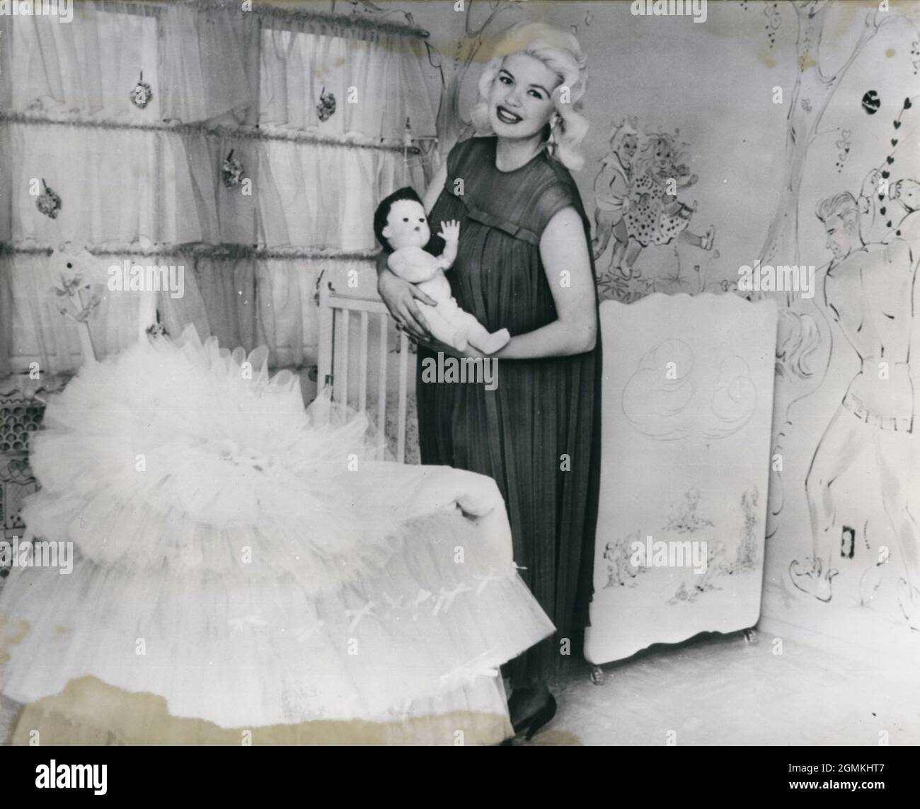 1958 - Los Angeles, Kalifornien, USA - Hollywood-Schauspielerin JAYNE MANSFIELD in ihrem Haus mit einer Puppe, die vor der Geburt für ihr neues Baby gekauft wurde. (Bild: © Keystone Press Agency/ZUMA Wire) Stockfoto