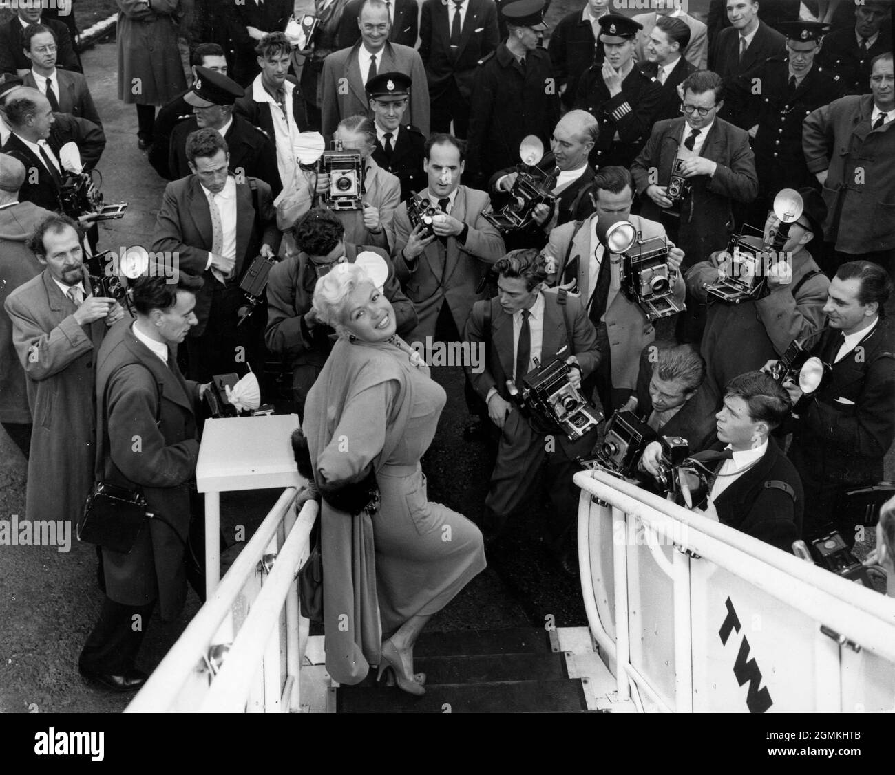 Sep. 1957 - London, England, U.K. - die Schauspielerin JAYNE MANSFIELD sieht sich bei ihrer Ankunft am Flughafen London einer Batterie von Kameras gegenüber. Sie wird an ihrer neuen Filmpremiere „Oh! For a man!“, der britische Titel „wird der Rock Hunter durch den Erfolg verdorben?“. (Bild: © Keystone Press Agency/ZUMA Wire) Stockfoto