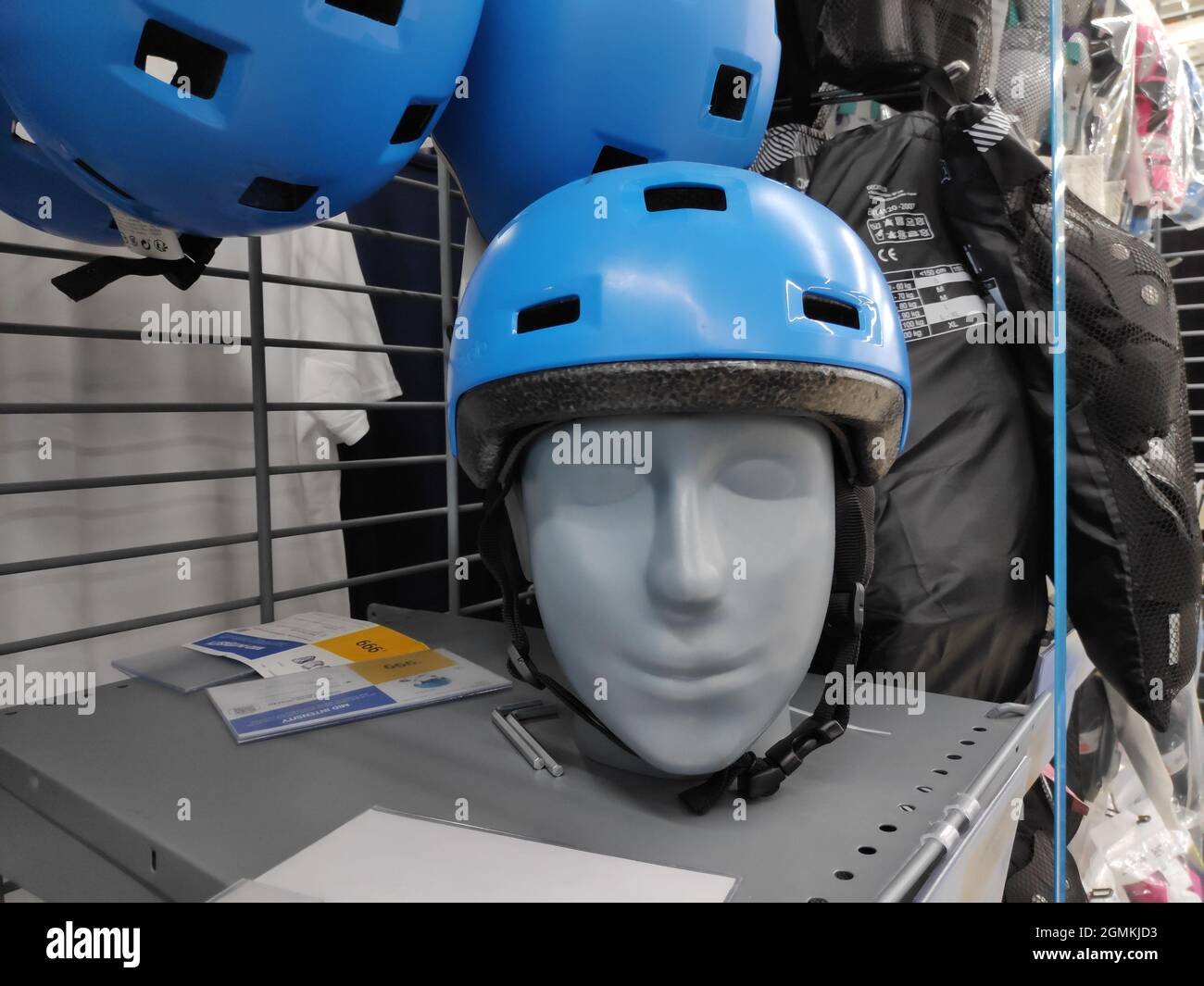 Neu Delhi, Indien - 21. Februar 2020: Fahrradhelm im Einkaufszentrum zum Verkauf, Fahrradzubehör im Zehnkampf-Laden Stockfoto