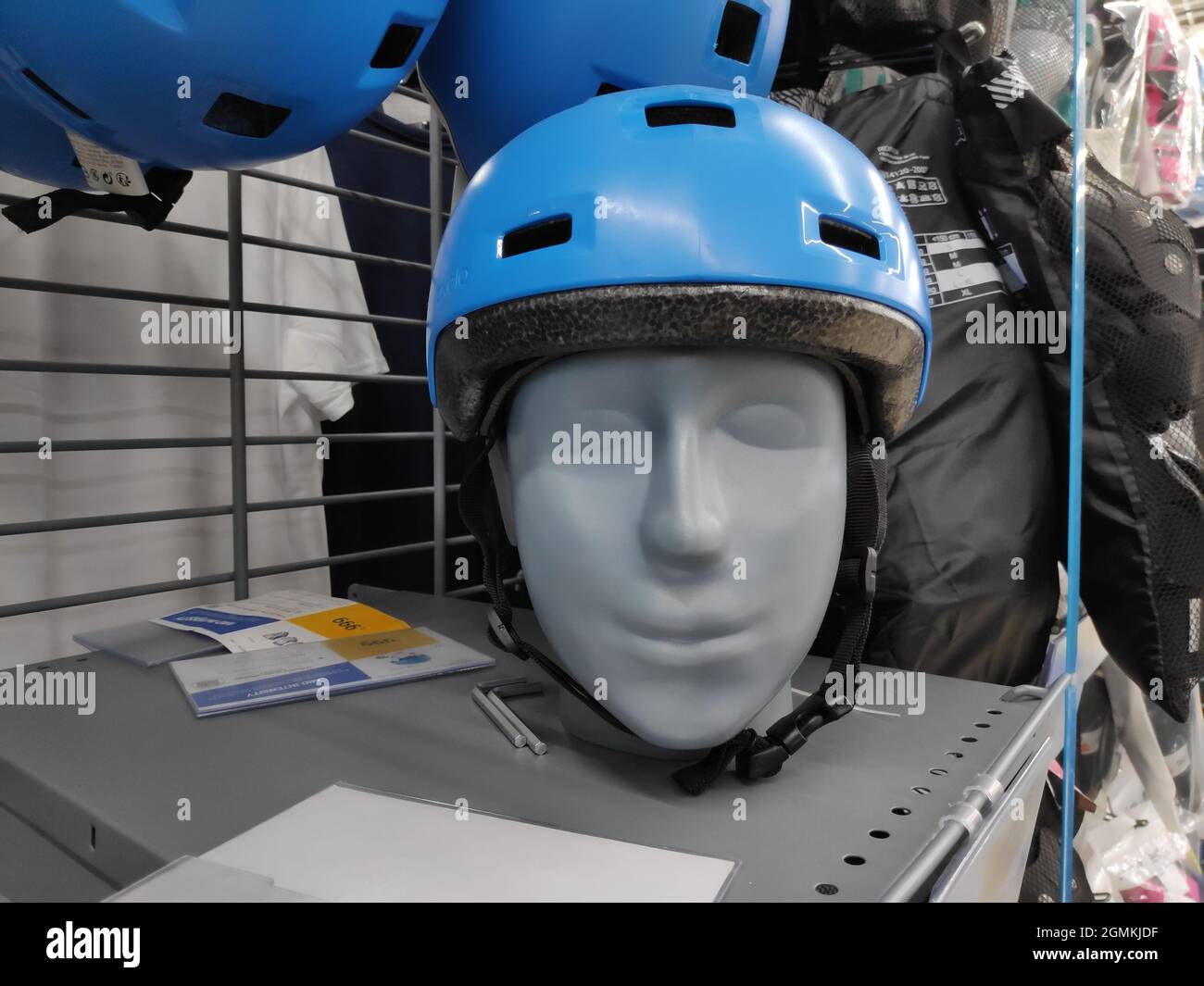 Neu Delhi, Indien - 21. Februar 2020: Dummy mit Fahrradhelm im Zehnkampf-Store Stockfoto