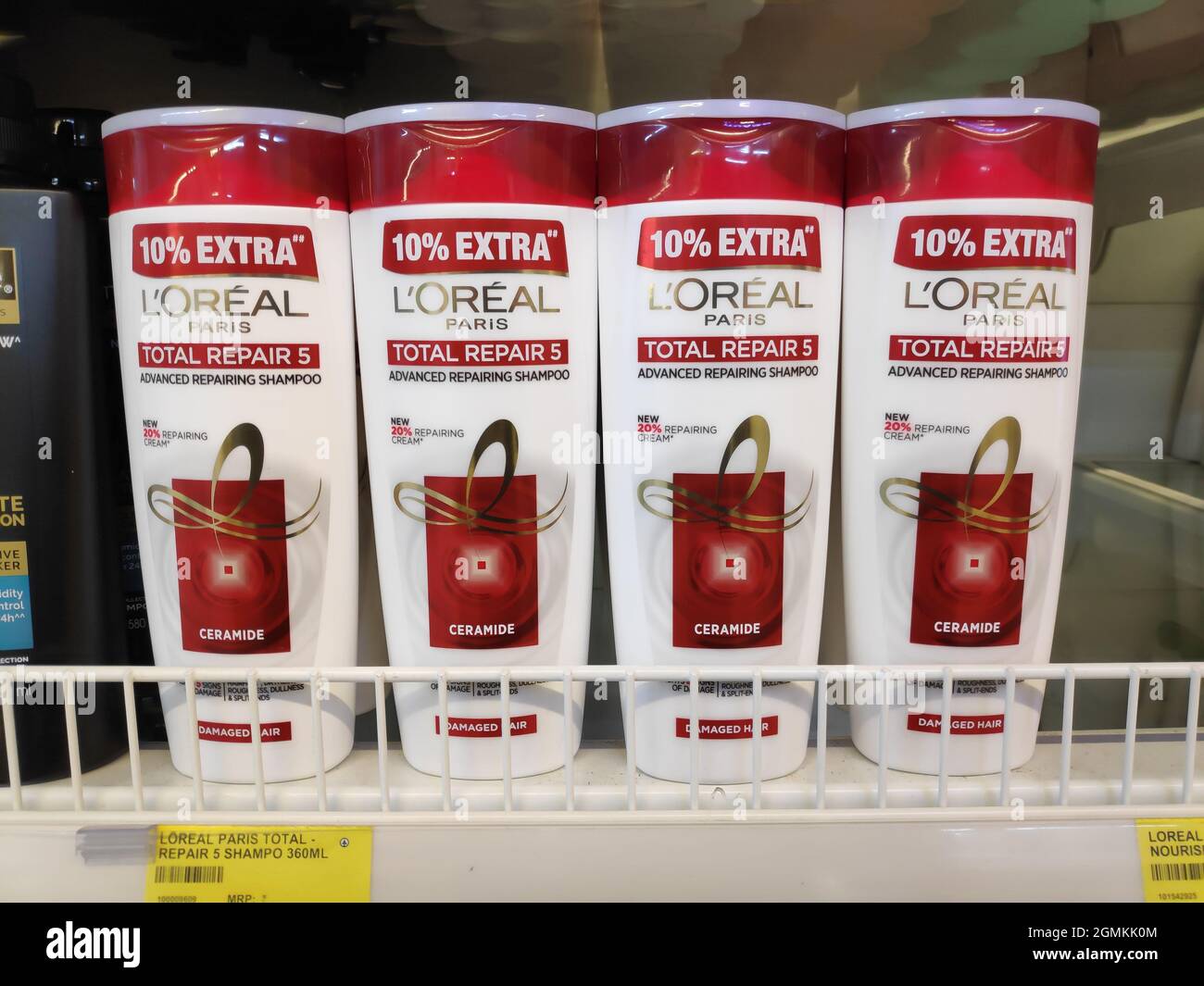 Neu Delhi, Indien, 21. Februar 2020:- Loreal Shampoo Container bei Supermarket Stockfoto