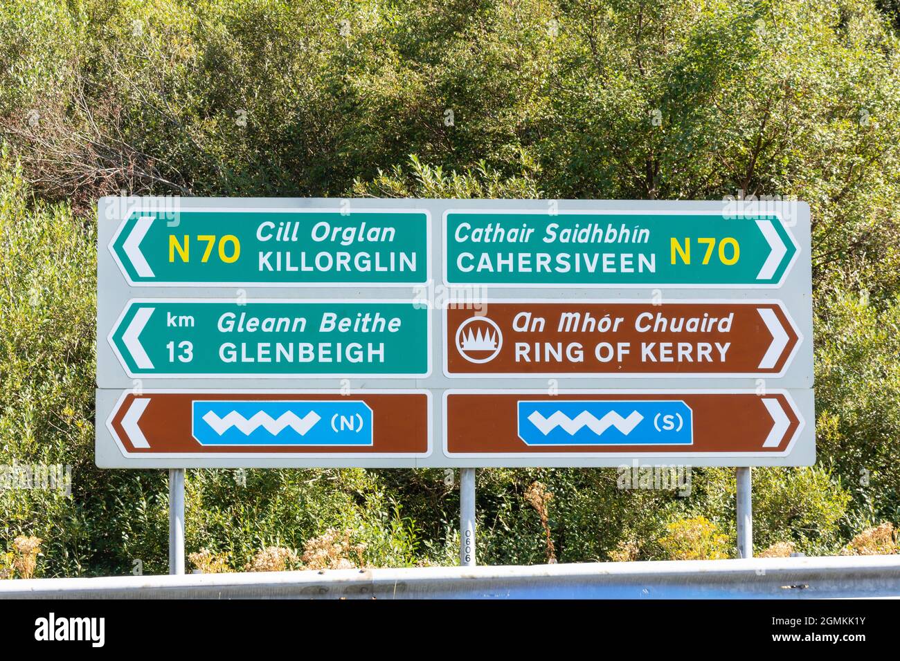 Straßenschild auf der N70, Dingle Peninsula (Corca Dhuibhne), County Kerry, Republik Irland Stockfoto