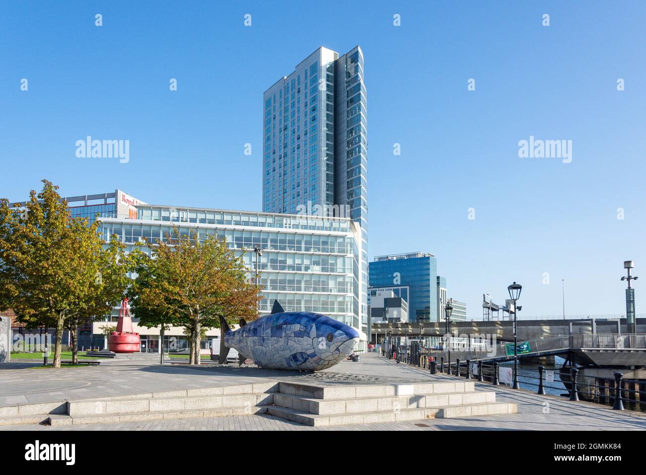 The Salmon of Knowledge (The Big Fish) und das Obel-Hochhaus, Donegall Quay, City of Belfast, Nordirland, Vereinigtes Königreich Stockfoto