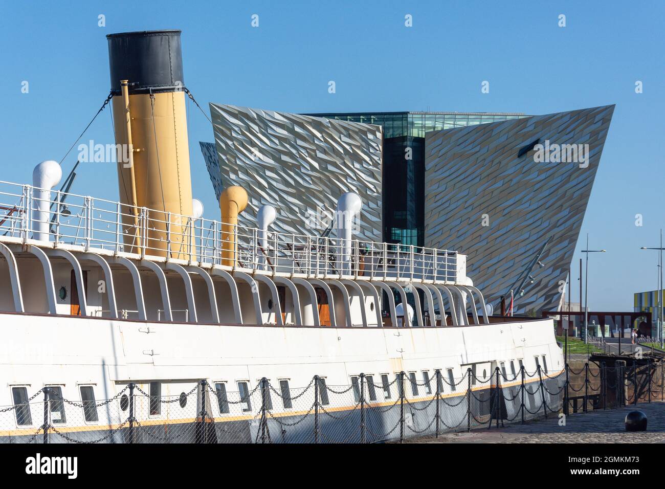 Titanic Belfast Museum und SS Nomadic, Hamilton Dock, City of Belfast, Nordirland, Vereinigtes Königreich Stockfoto