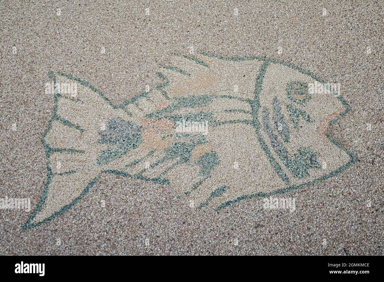 Nahaufnahme des Pflasterbodens des mit einem bunten Fisch geschmückten Hafenweges, San Vincenzo, Livorno, Toskana, Italien Stockfoto