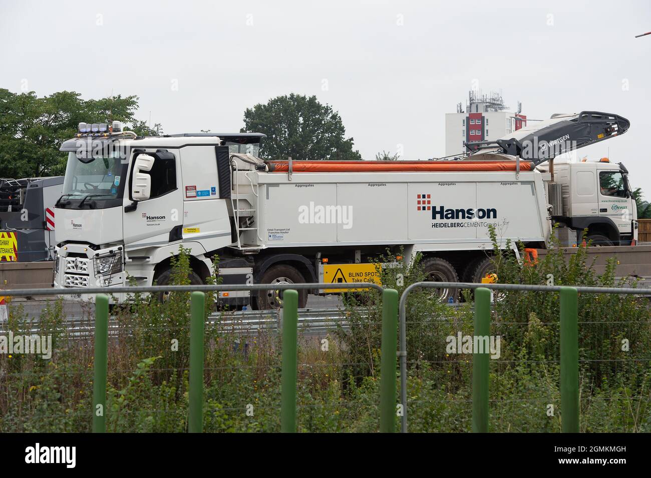 Slough, Großbritannien. September 2021. Die M4 ist an diesem Wochenende wieder in beide Richtungen zwischen der Abfahrt 5 nach Langley und der Abfahrt 6 nach Slough geschlossen. Der M4 wird zu einer All Lanes Running Digital Smart Motorway ausgebaut, die keine harte Schulter mehr hat, sondern zeitweise Rückzugsgebiete für Pannenausfälle hat. In den vergangenen fünf Jahren sind in Großbritannien 38 Menschen auf intelligenten Autobahnen ums Leben gekommen. Quelle: Maureen McLean/Alamy Live News Stockfoto