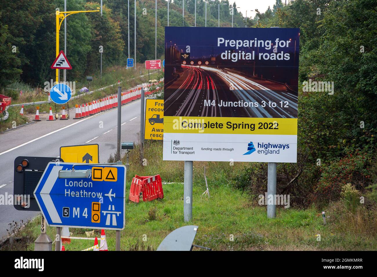 Slough, Großbritannien. September 2021. Die M4 ist an diesem Wochenende wieder in beide Richtungen zwischen der Abfahrt 5 nach Langley und der Abfahrt 6 nach Slough geschlossen. Der M4 wird zu einer All Lanes Running Digital Smart Motorway ausgebaut, die keine harte Schulter mehr hat, sondern zeitweise Rückzugsgebiete für Pannenausfälle hat. In den vergangenen fünf Jahren sind in Großbritannien 38 Menschen auf intelligenten Autobahnen ums Leben gekommen. Quelle: Maureen McLean/Alamy Live News Stockfoto