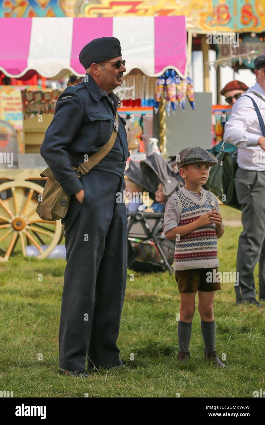 Goodwood Motor Circuit 17. September 2021. Flieger und Kind auf der Messe während des Goodwood Revival Goodwood, Chichester, Großbritannien Stockfoto