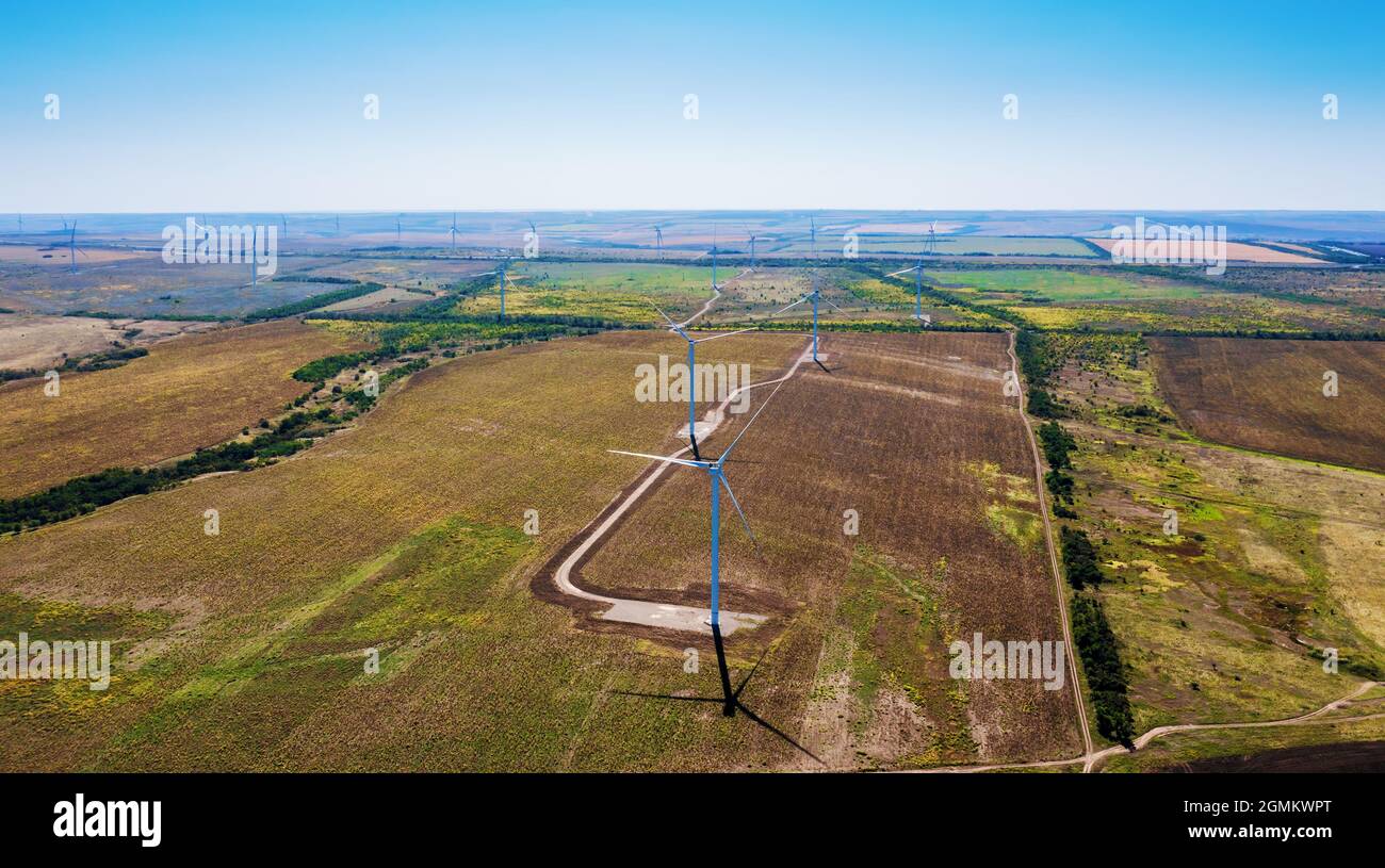 Luftaufnahme des Stromerzeugers von Windenergieanlagen. Erzeugung erneuerbarer Energien für zukünftige Technologien Stockfoto