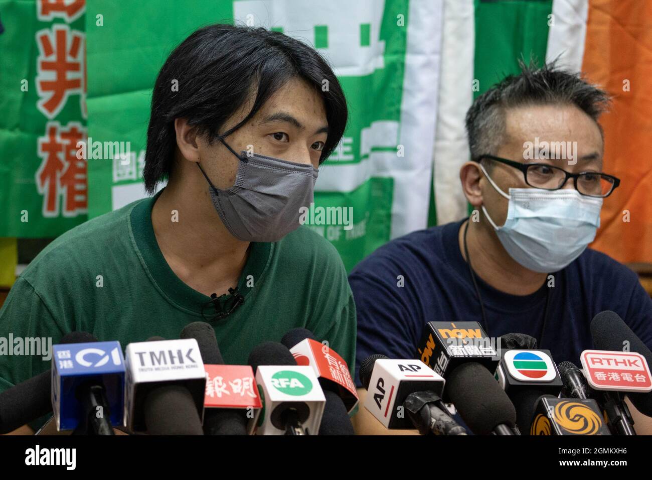 Hongkong, Hongkong. September 2021. Der Vorsitzende, Joe Wong Nai Yuen, und der stellvertretende Vorsitzende, Leo Tang Kin Wah, beantworten Fragen zur Auflösung der Gewerkschaft.der Gewerkschaftsbund von Hongkong (HKCTU) hat seine Auflösung angekündigt, nachdem Pro-China-Beamte die Arbeitsweise der Gewerkschaft und die engen Beziehungen mit dem demokratischen Bündnis gewarnt hatten und Persönlichkeiten möglicherweise gegen das nationale Sicherheitsgesetz von Hongkong verstoßen hätten. Und Ausschussmitglieder sagten, dass sie mehrere lebensbedrohliche oder Warnmeldungen erhalten haben. Kredit: SOPA Images Limited/Alamy Live Nachrichten Stockfoto