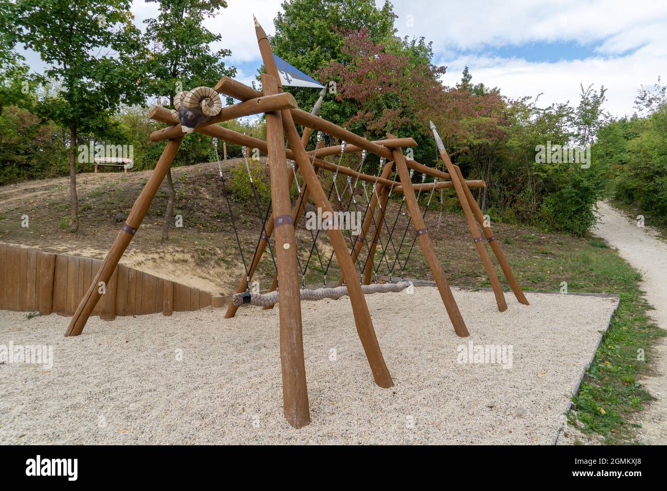 Holzschlachten RAM Dschungel Kerl spielset in einem Geschichte Themen Spielplatz in Ungarn für kleine Kinder Stockfoto