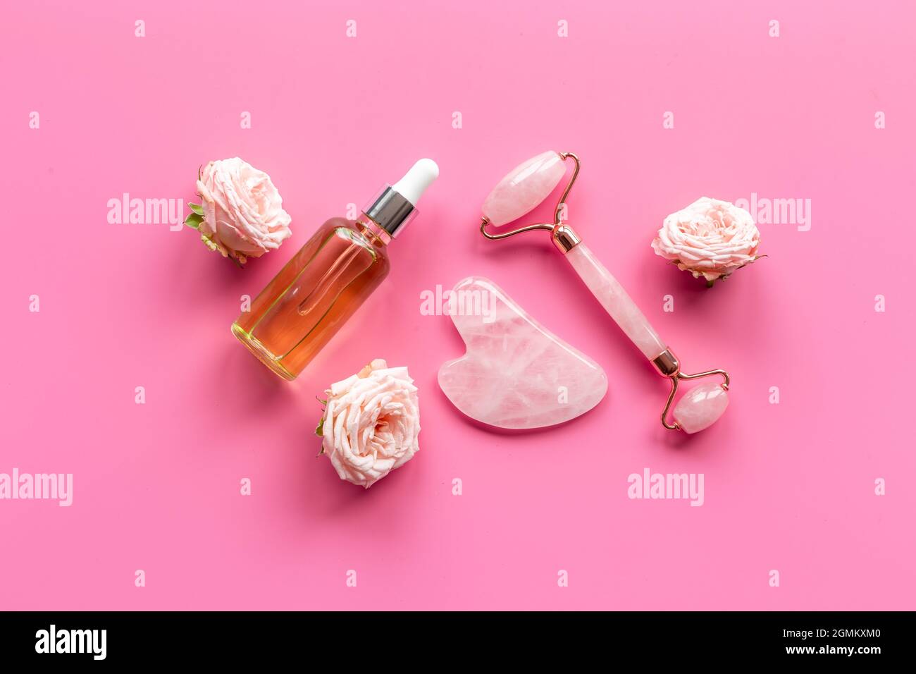 Gesichtsmassage-Set mit ätherischem Öl. Gua Sha Stein und Rolle Stockfoto