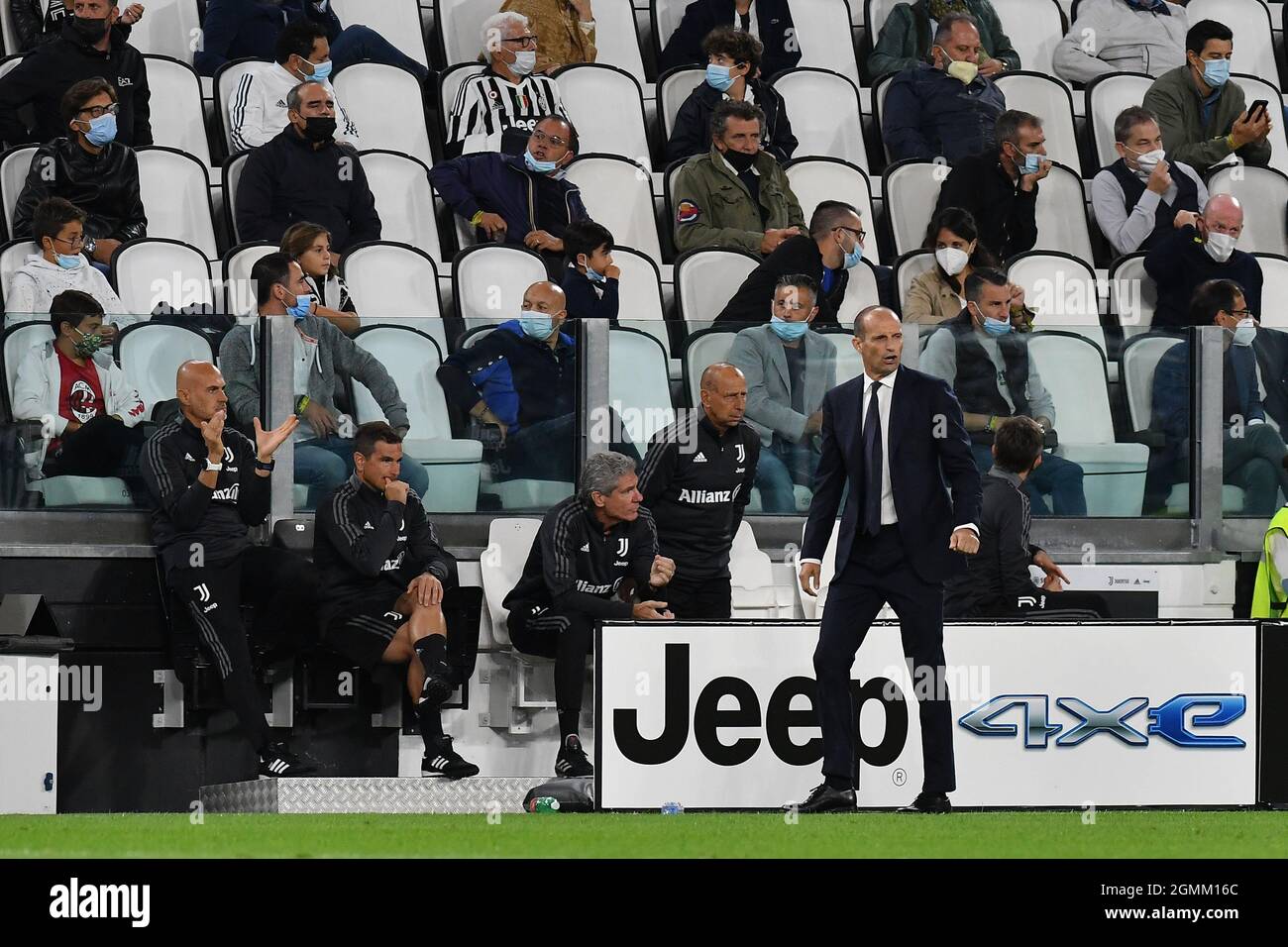 Massimiliano Allegri, Cheftrainer des FC Juventus, reagiert während des Spiels der Serie A 2021/22 zwischen dem FC Juventus und dem AC Mailand am 19. September 2021 im Allianz Stadium in Turin, Italien, von der Bank aus Stockfoto