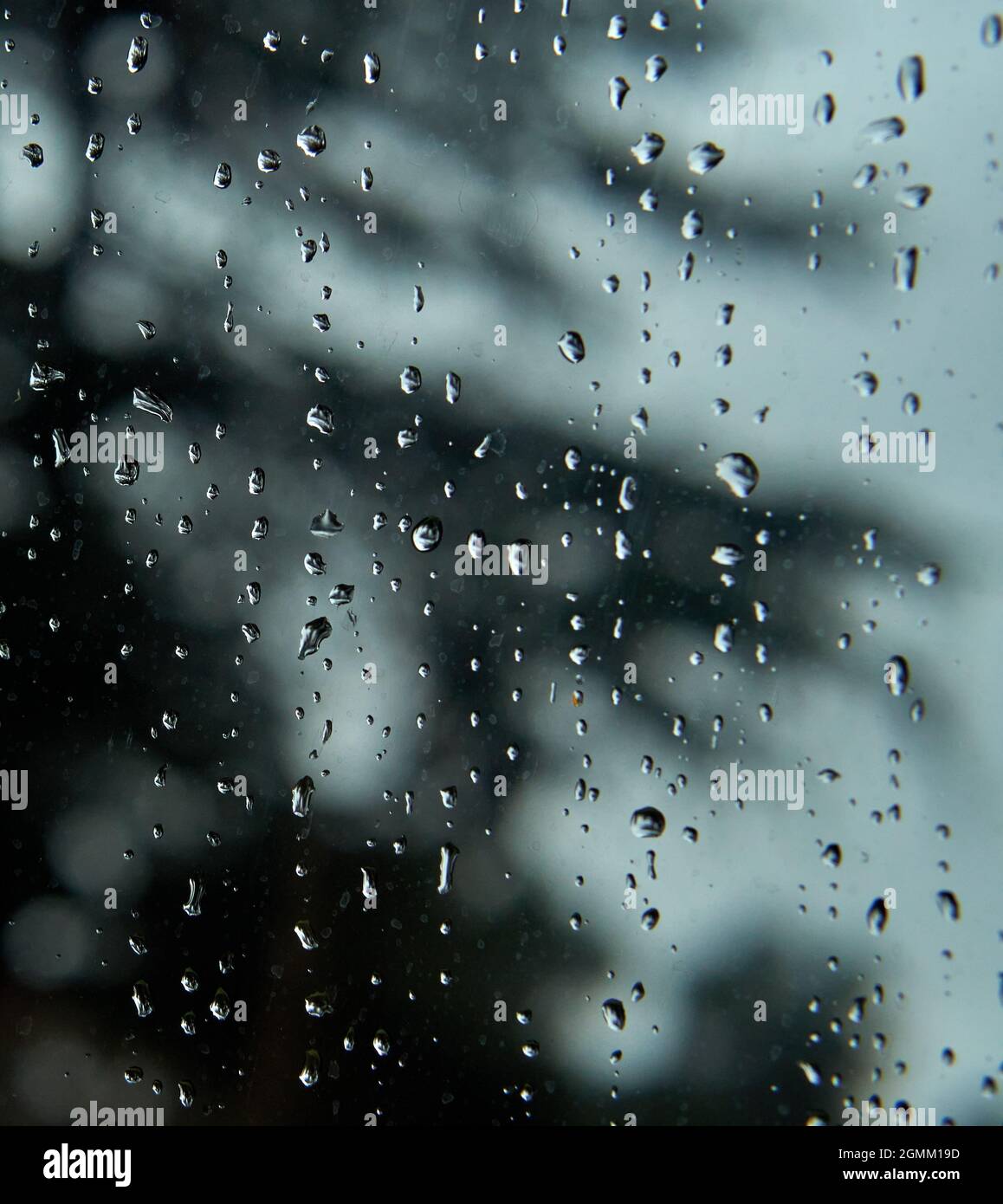 Bokeh Wirkung von Regentropfen auf dem Fenster. Blaue vom Himmel kommt im  Hintergrund Stockfotografie - Alamy