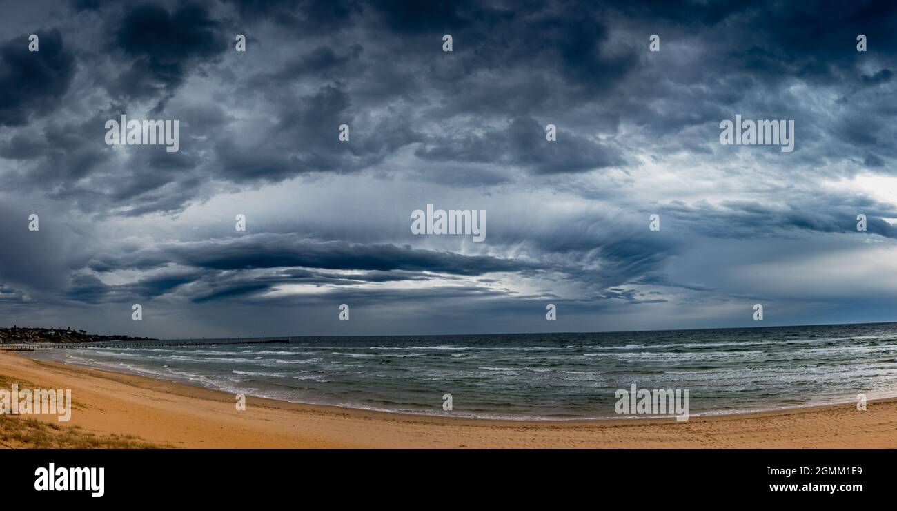 Bedrohliche Sturmfront rollt durch Port Philip Bay und nähert sich Frankston Beach Stockfoto