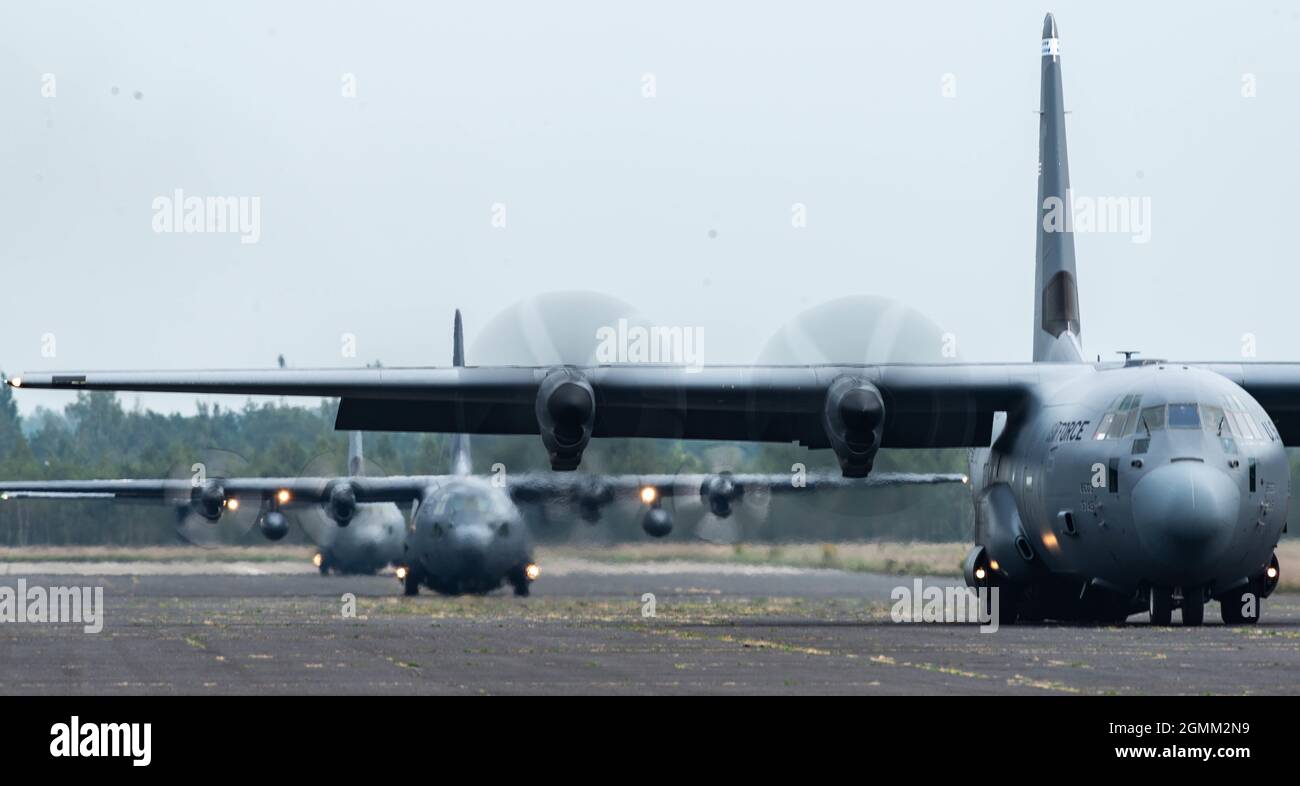 Die US-Luftwaffe C-130J Super Hercules und ein polnisches C-130E Hercules-Flugzeug bereiten sich auf den Abflug von einer verlassenen Start- und Landebahn in der Nähe von Biala Podlaska, Polen, während der Rotation der Luftablösung vor 21-4, 16. September 2021. Die Luftwaffe der 435. Eventualeinsatzgruppe des Luftwaffenstützpunkts Ramstein, Deutschland, trainierte während dieser Übung polnische Spezialeinheiten beim Aufbau einer Landezone in einem strengen Umfeld. Vorwärtsstandorte in Polen ermöglichen kollektive Verteidigungsfähigkeiten und bieten den USA und der NATO die strategische und operative Breite, die erforderlich ist, um unsere Gegner abzuschrecken und unsere Verbündeten und Teile zu sichern Stockfoto