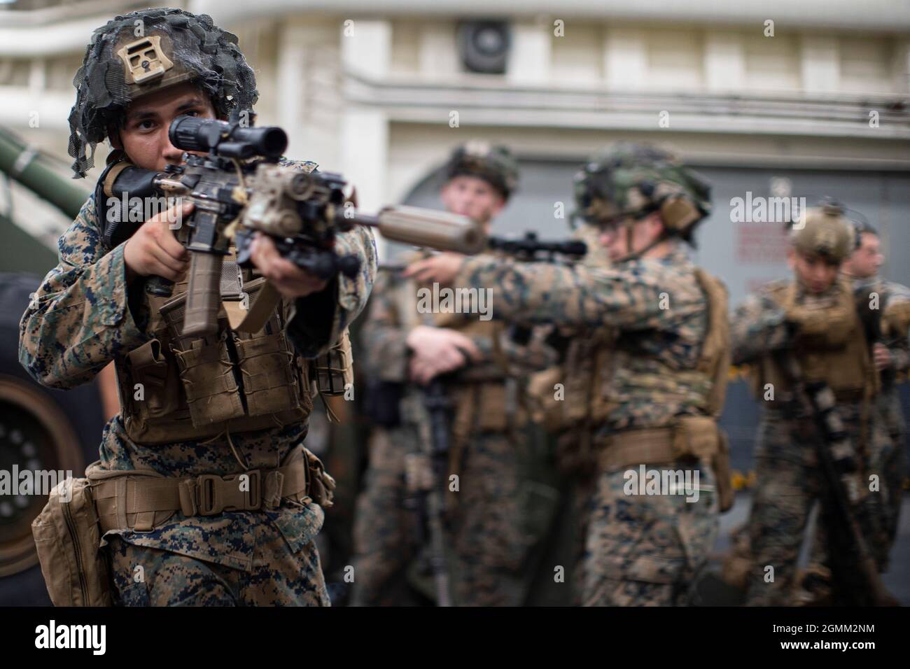 U.S. Marines mit Alpha Company, Battalion Landing Team 1/1, 11th Marine Expeditionary Unit, führen an Bord der Amphibienstation USS Portland (LPD 27) Übungen zur Räumung durch, 9. September 2021. Portland, Teil der USS Essex Amphibious Ready Group, ist zusammen mit der 11. MEU im Verantwortungsbereich der 7. US-Flotte tätig, um die Interoperabilität mit Verbündeten und Partnern zu verbessern und als ready Response Force zur Verteidigung von Frieden und Stabilität in der Indo-Pazifik-Region zu dienen. (USA Marine Corps Foto von Sgt. Alexis Flores) Stockfoto