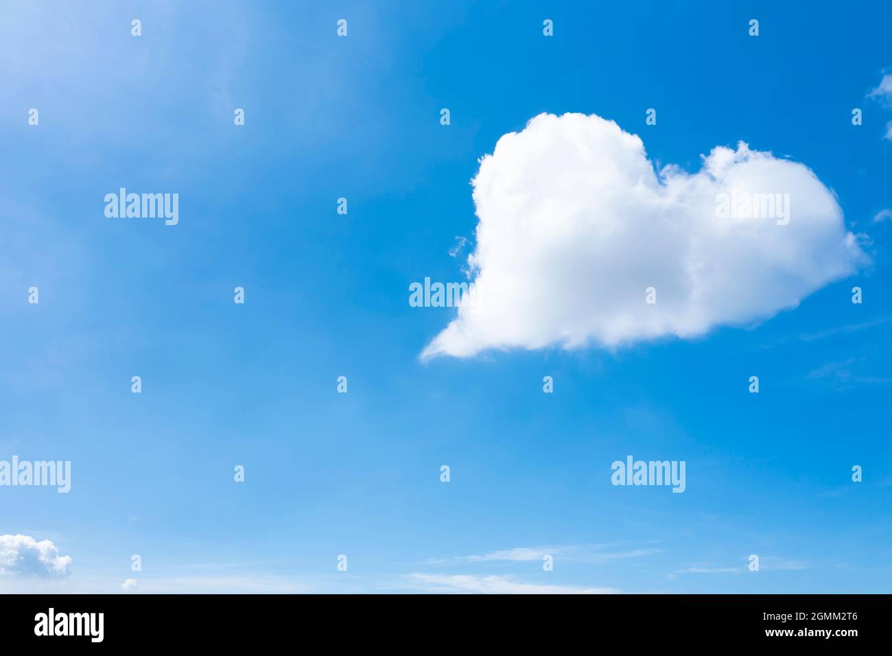 Wunderschöne Wolken in Herzform am klaren blauen Himmel Stockfoto