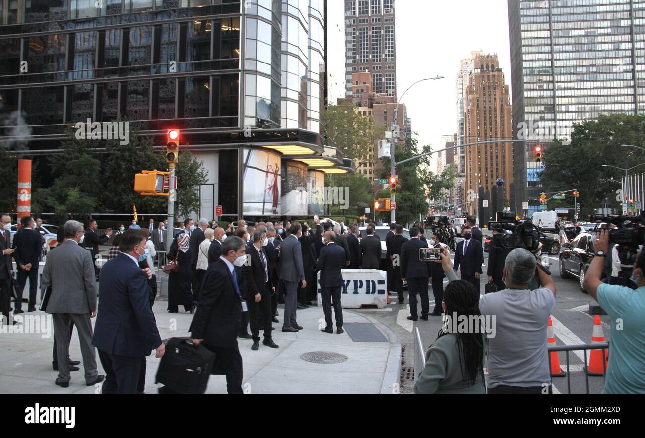 New York, USA. September 2021. (NEU) der türkische Präsident verlässt das Türkische Haus vor dem UN-Hauptquartier in New York. 19. September 2021, New York, USA: Der türkische Präsident Recep Tayyip ErdoÃ„Å¸an und sein Team werden vor der 76. Sitzung der UNO-Generalversammlung, die am 21. September beginnt, vor dem UN-Hauptquartier in New York unter starker Sicherheitslage das Türkische Haus am 821. (Bild: © Niyi Fote/TheNEWS2 über ZUMA Press Wire) Stockfoto