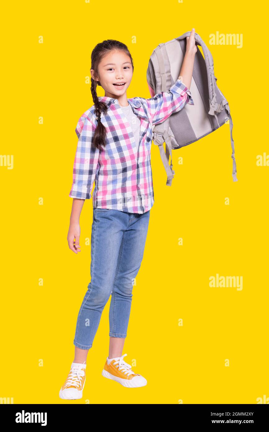 In voller Länge Porträt eines glücklichen Studenten Mädchen mit Tasche.isoliert auf gelbem Hintergrund. Stockfoto