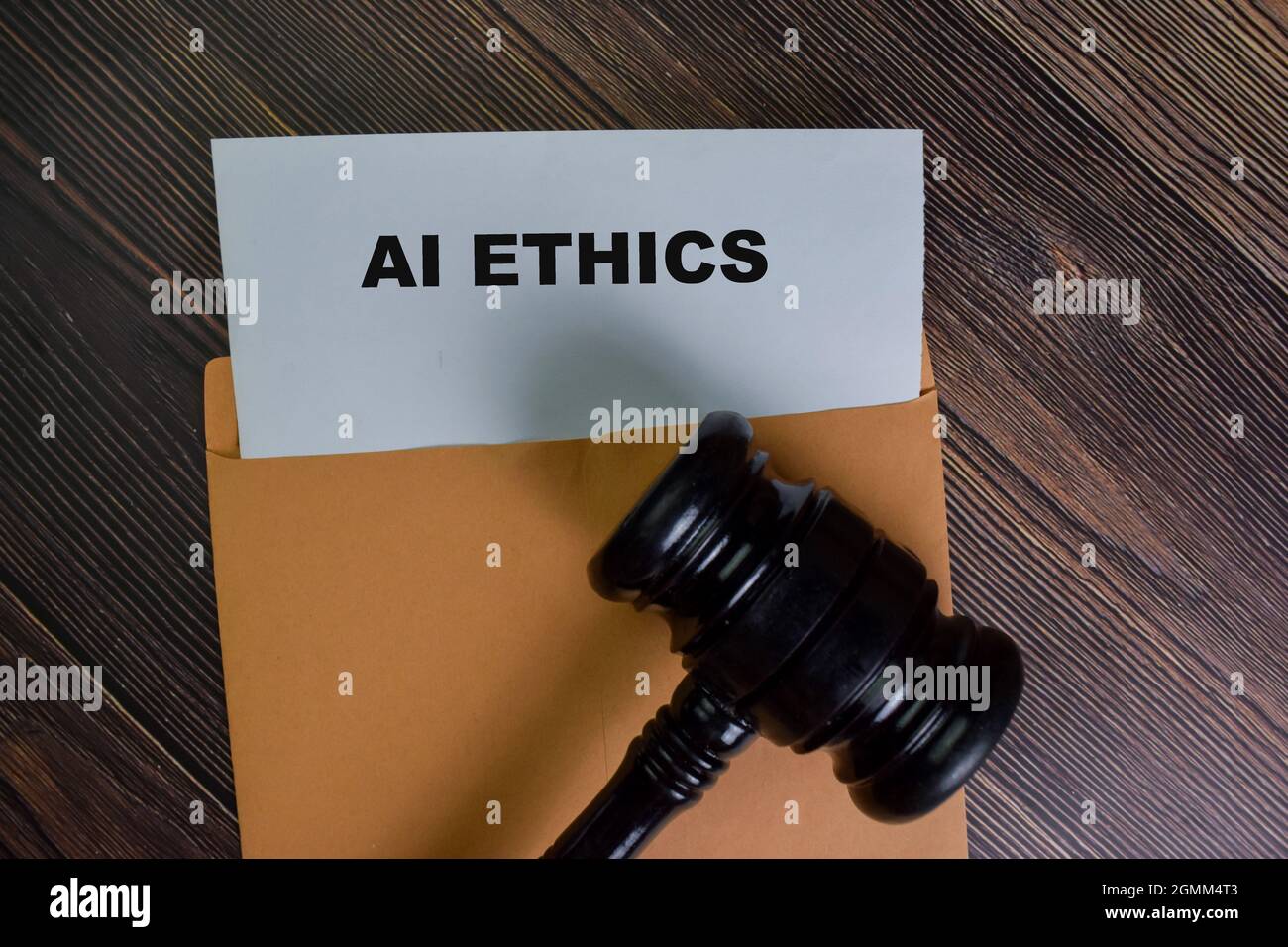 AI Ethics Text auf Dokument über braunem Umschlag. Stockfoto