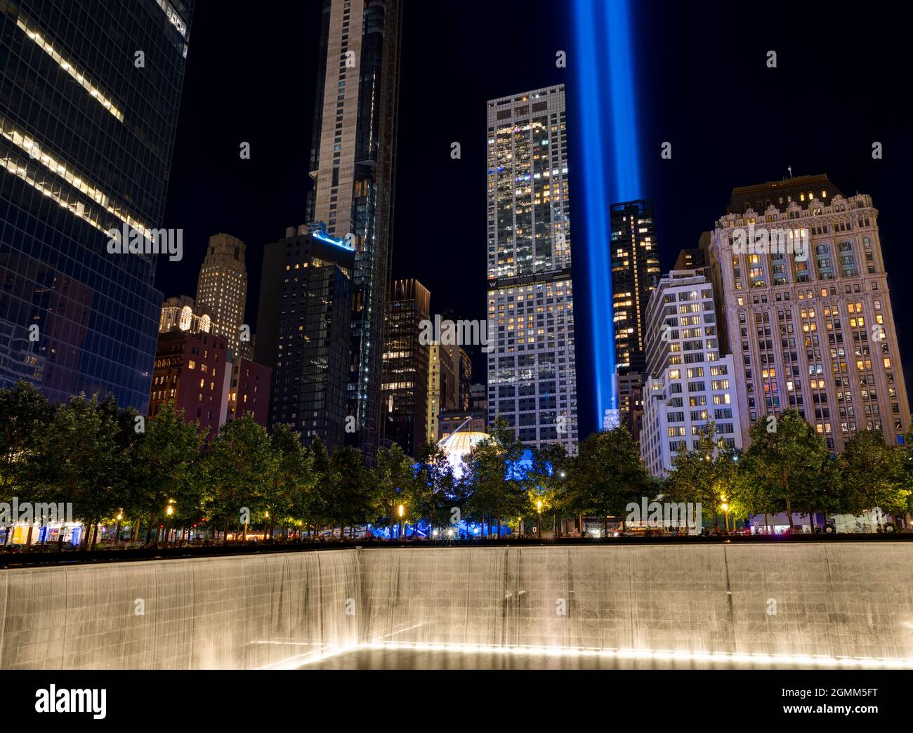 9/11 Tribut im Licht. Lower Manhattan bei Nacht beleuchtet. Memorial South Pool. Blick vom Ground Zero, Manhattan, USA. Stockfoto