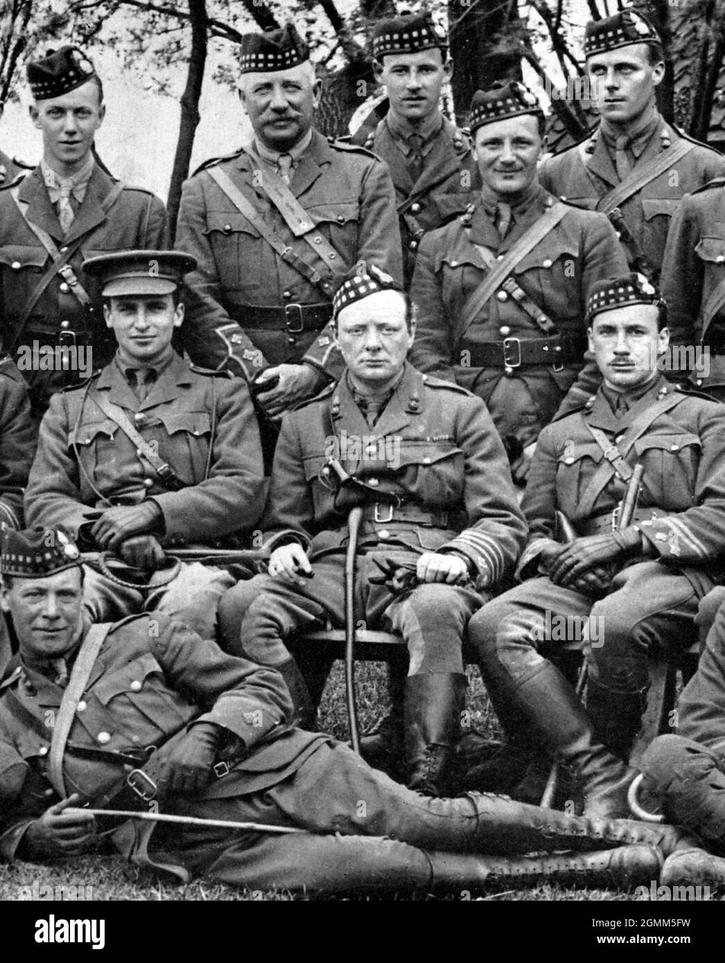 Oberstleutnant Winston Churchill 1916 mit dem 6. Königlichen Schotten Fusiliers in Ploegsteert an der französisch-belgischen Grenze. Links von ihm ist sein zweiter Kommandovorsitzende, Freund und zukünftiger Führer der Liberalen Partei, Major Archie Sinclair. Stockfoto