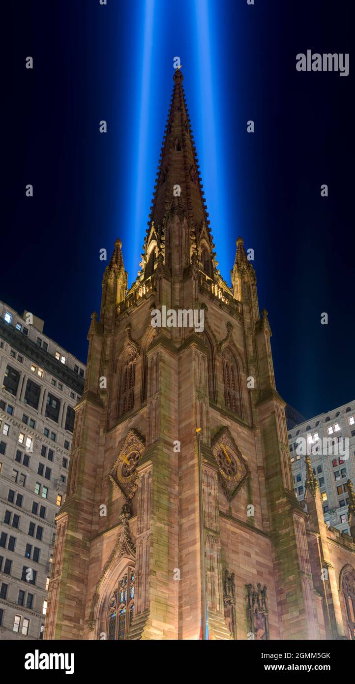 9/11 Tribut im Licht. Trinity Kirche beleuchtet in der Nacht. Blick vom Broadway, Manhattan, USA. Stockfoto