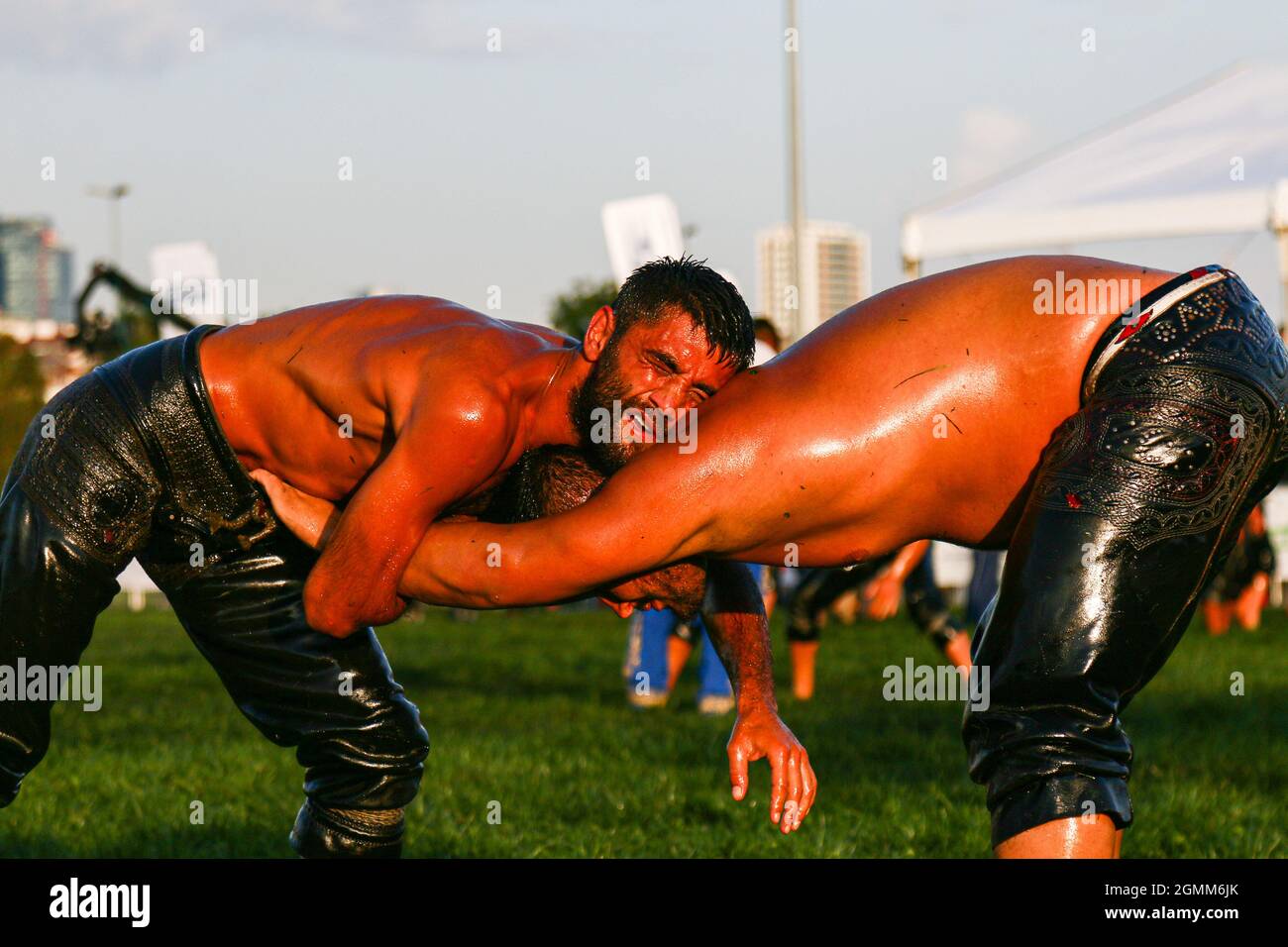 Istanbul, Türkei. September 2021. Ölwrestler ringen während des traditionellen Ulugazi Oil Wrestling Turniers in Istanbul. Viele berühmte Ölwrestler nahmen an dem Wrestlingturnier Teil, das von der Stadtverwaltung Istanbul nach 83 Jahren organisiert wurde. (Foto von Hakan Akgun/SOPA Images/Sipa USA) Quelle: SIPA USA/Alamy Live News Stockfoto