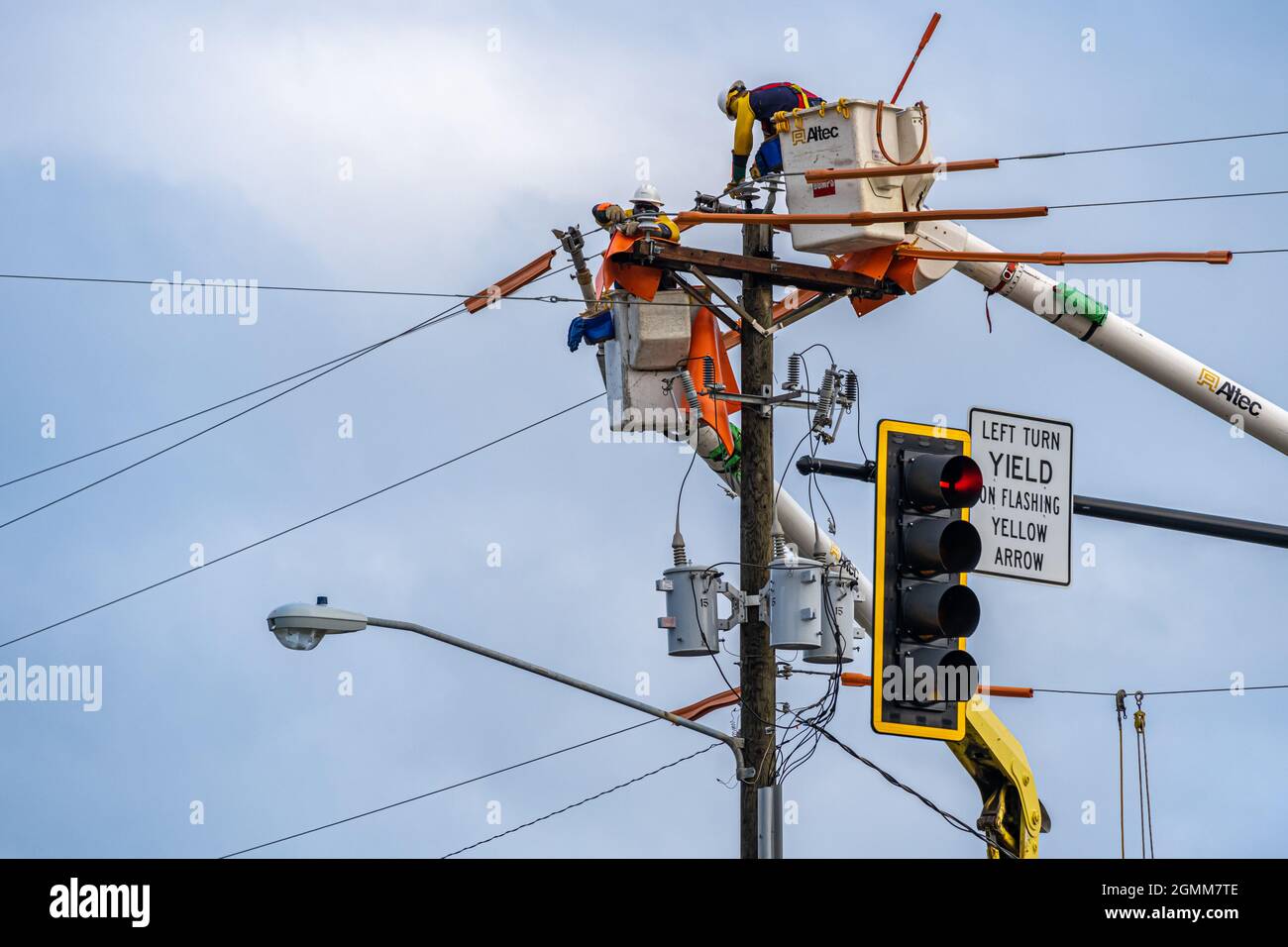 Elektrische Linearmänner, die an Stromübertragungsleitungen von Schaufelmaschinen in Metro Atlanta, Georgia, arbeiten. (USA) Stockfoto