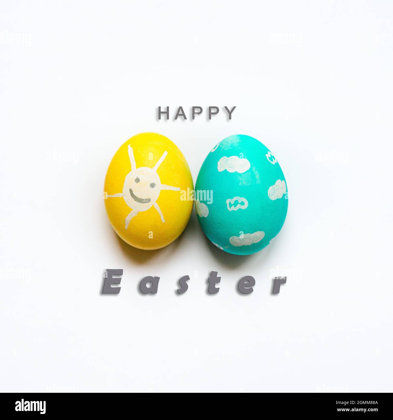 Ein Satz bemalter Ostereier mit Happy Easter Inschrift. Stockfoto