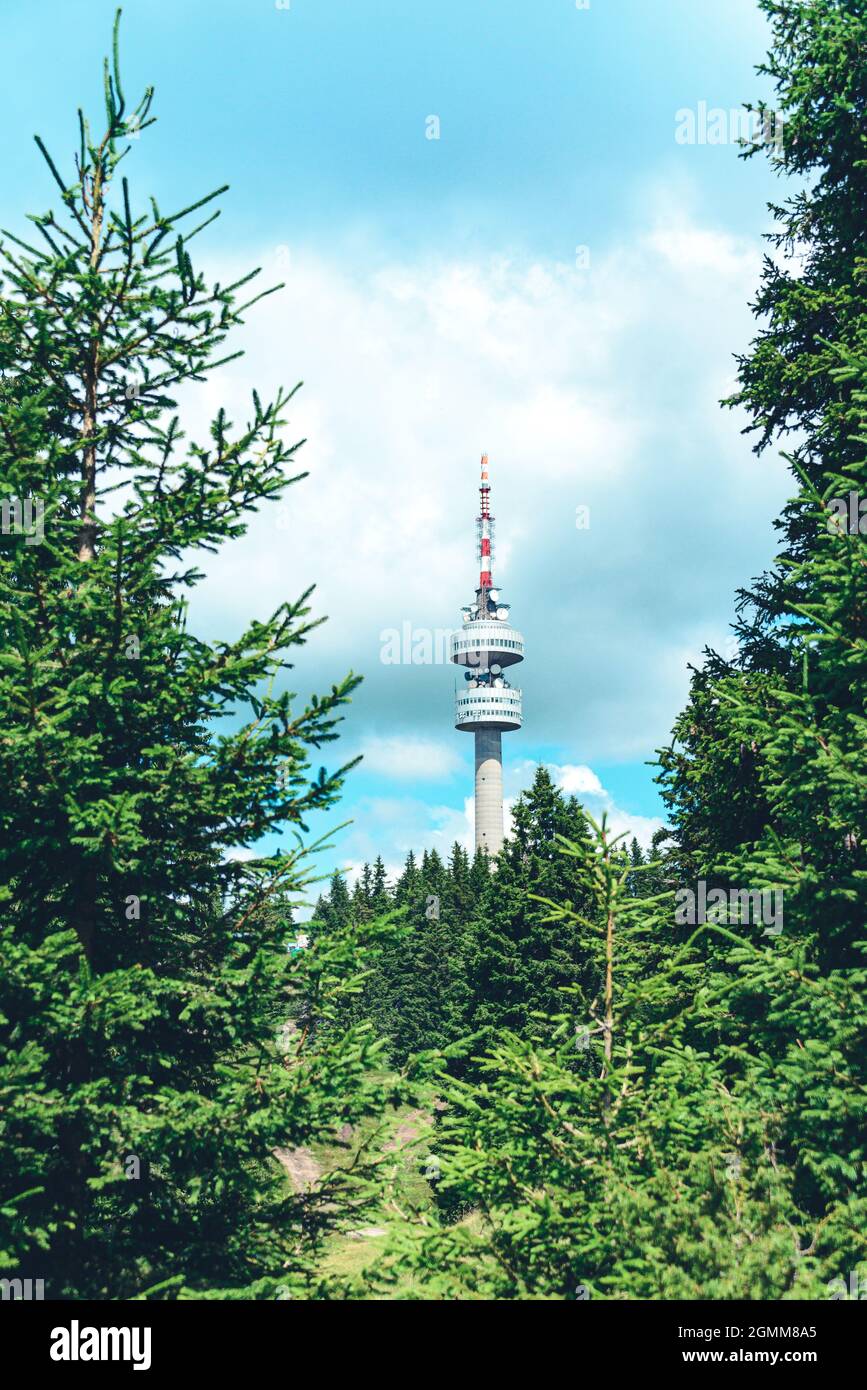 Fernsehturm Snejanka in der Nähe von Pamporovo Resort in Rhodopi Berg, Bulgarien. Stockfoto