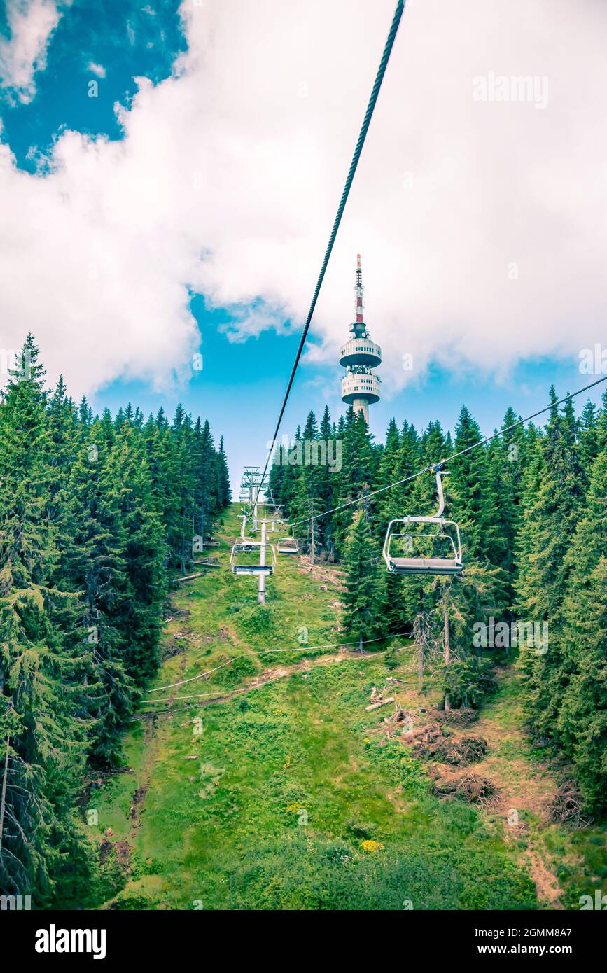 Ein Blick vom sitzenden Aufzug auf den Fernsehturm Snejanka in der Nähe des Pamporovo Resorts im Rhodopi Gebirge, Bulgarien. Stockfoto